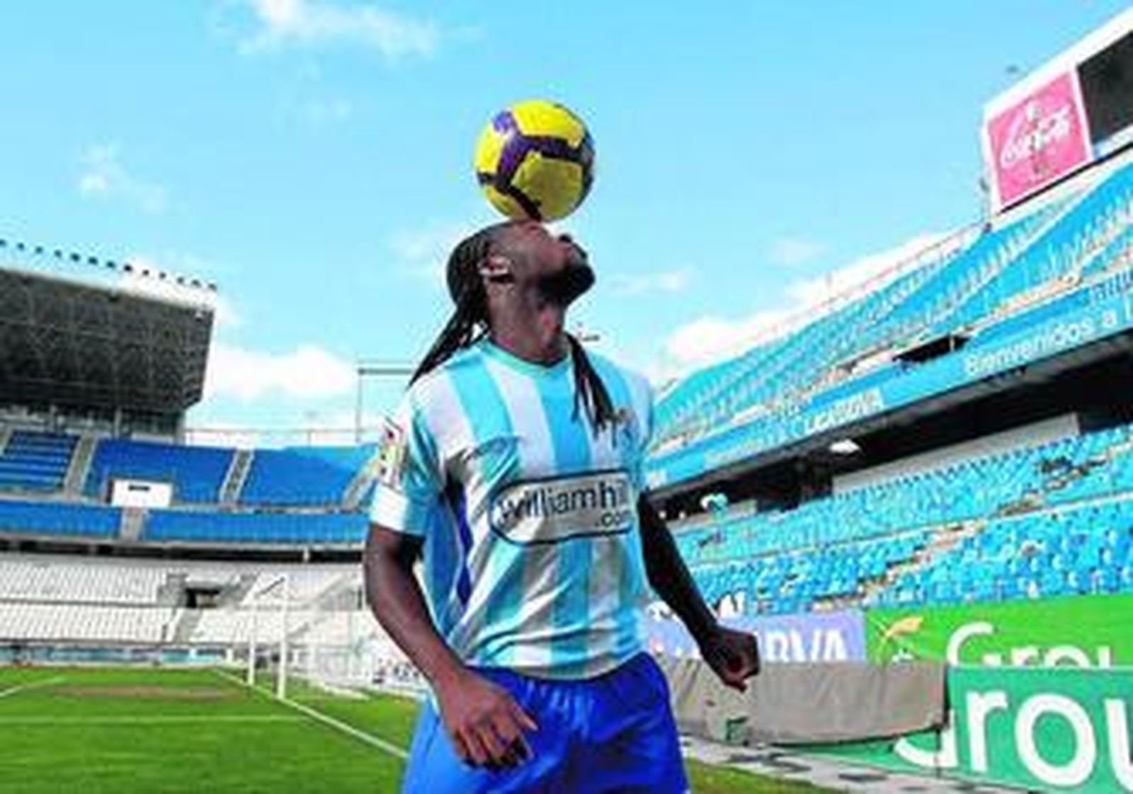Caicedo hace malabares con la pelota durante su presentación, ayer.