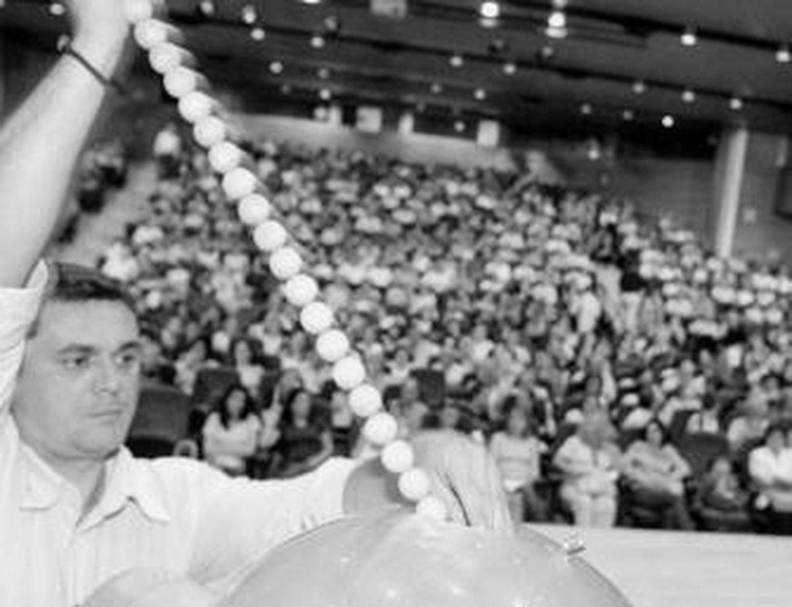 Sorteo de una promoción de 77 viviendas de Emuvyssa celebrado en el año 2005.