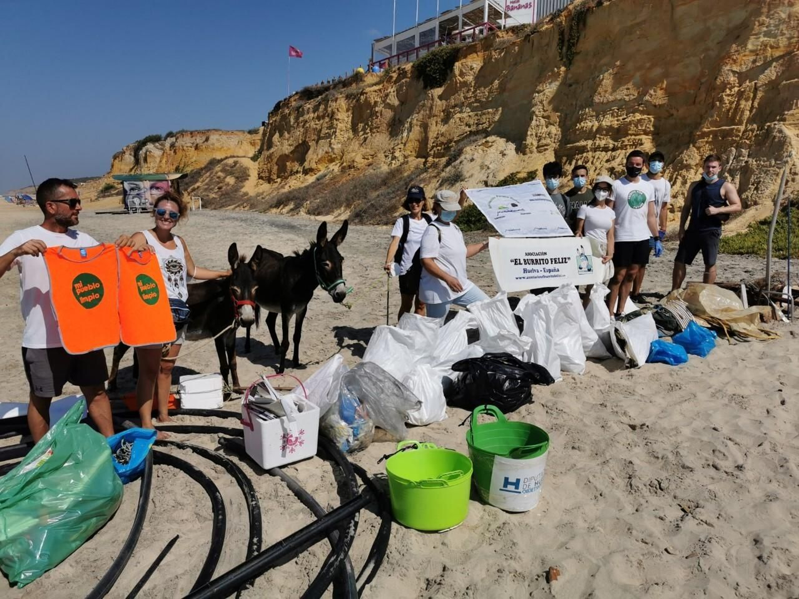 Equipo de limpieza de playas.