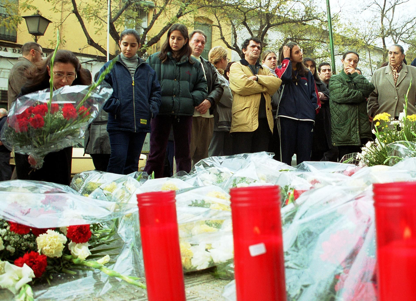 Velas y flores en uno de los primeros aniversarios del derrumbe del Bazar España.