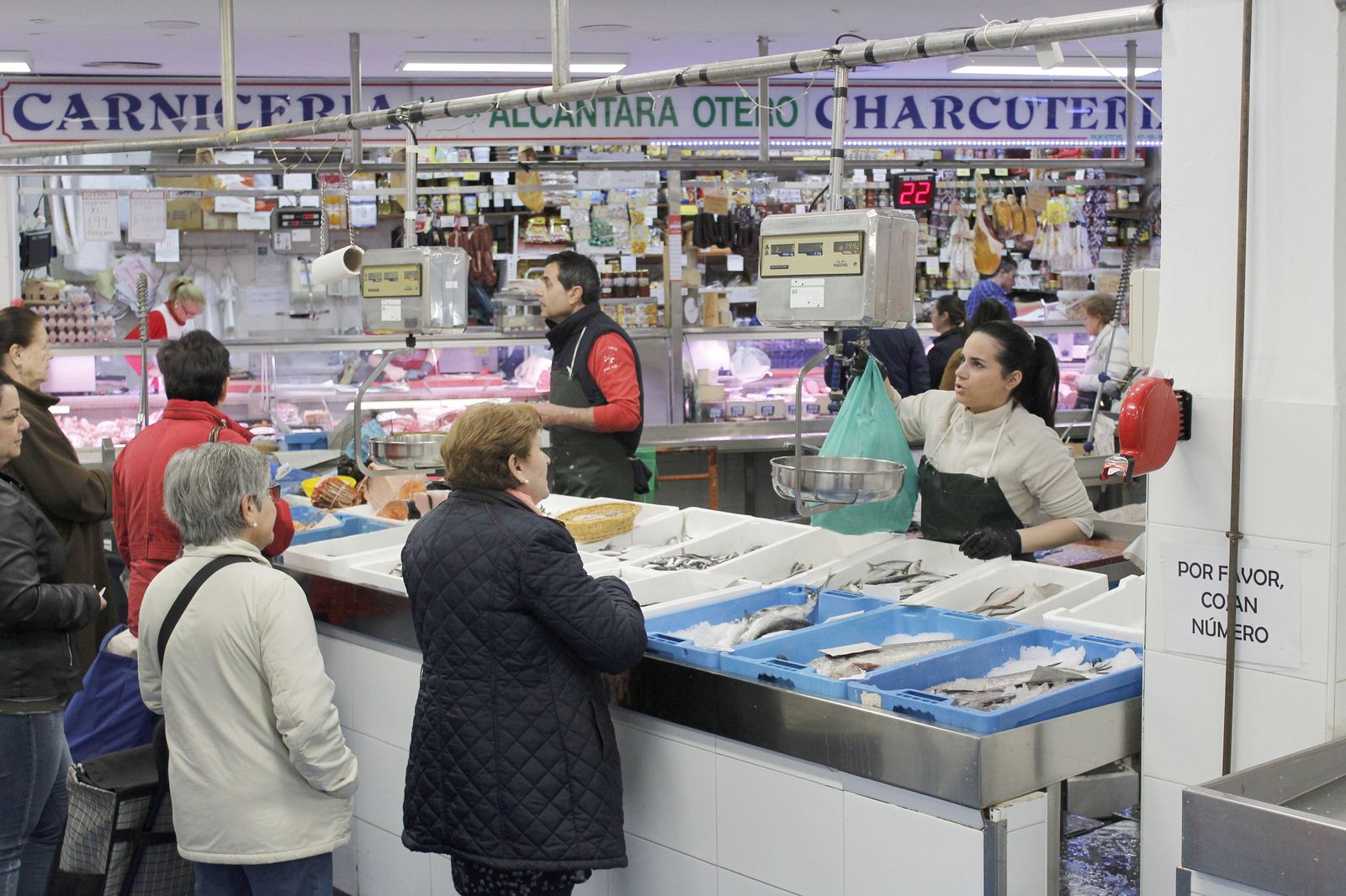 Puesto de pescado en el mercado municipal de Ciudad Jardín.