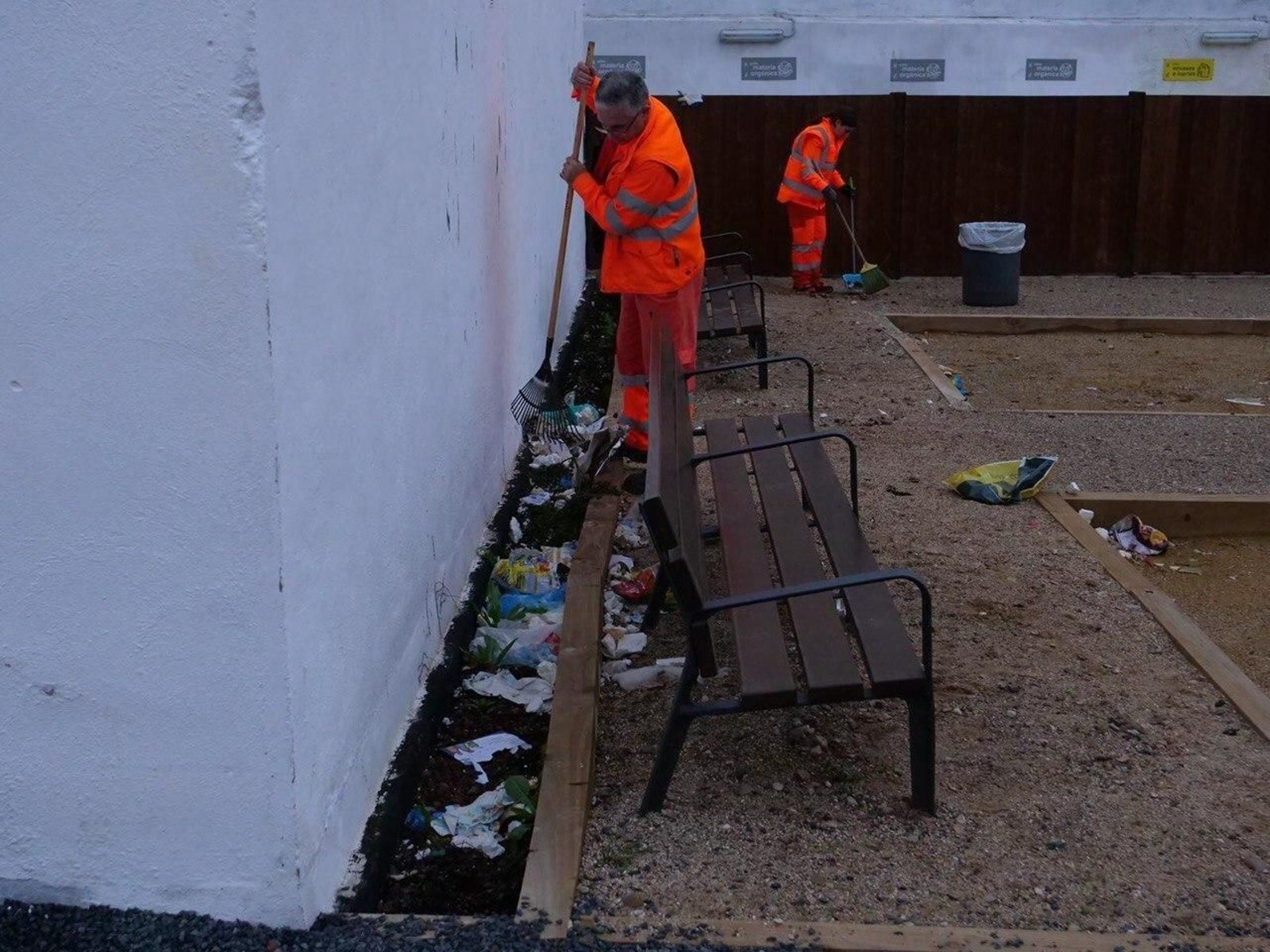 Operarios de Sadeco limpian la basura acumulada en el espacio.