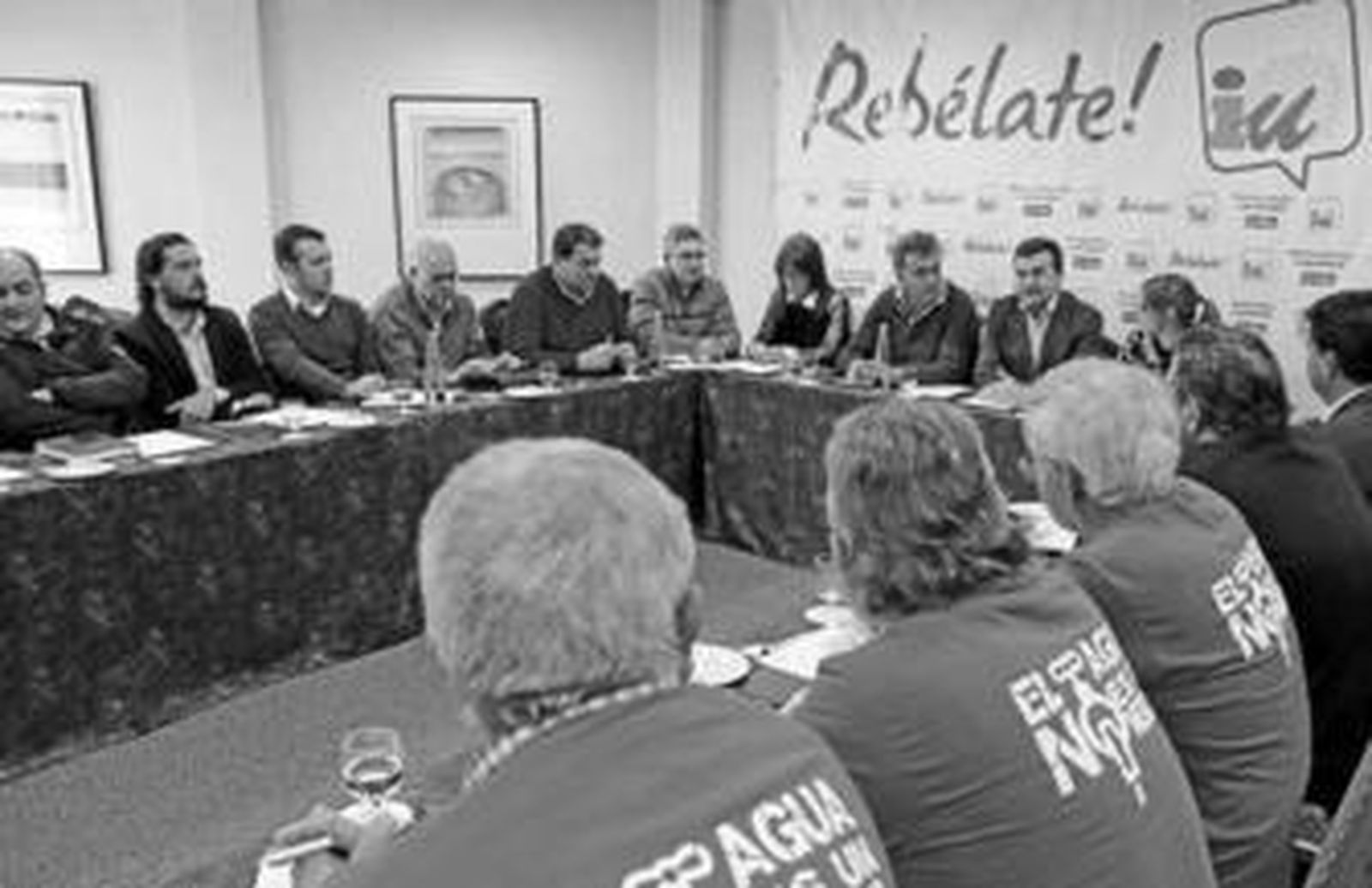 Momento del encuentro provincial de IU, ayer, para analizar los procesos de privatización del agua.