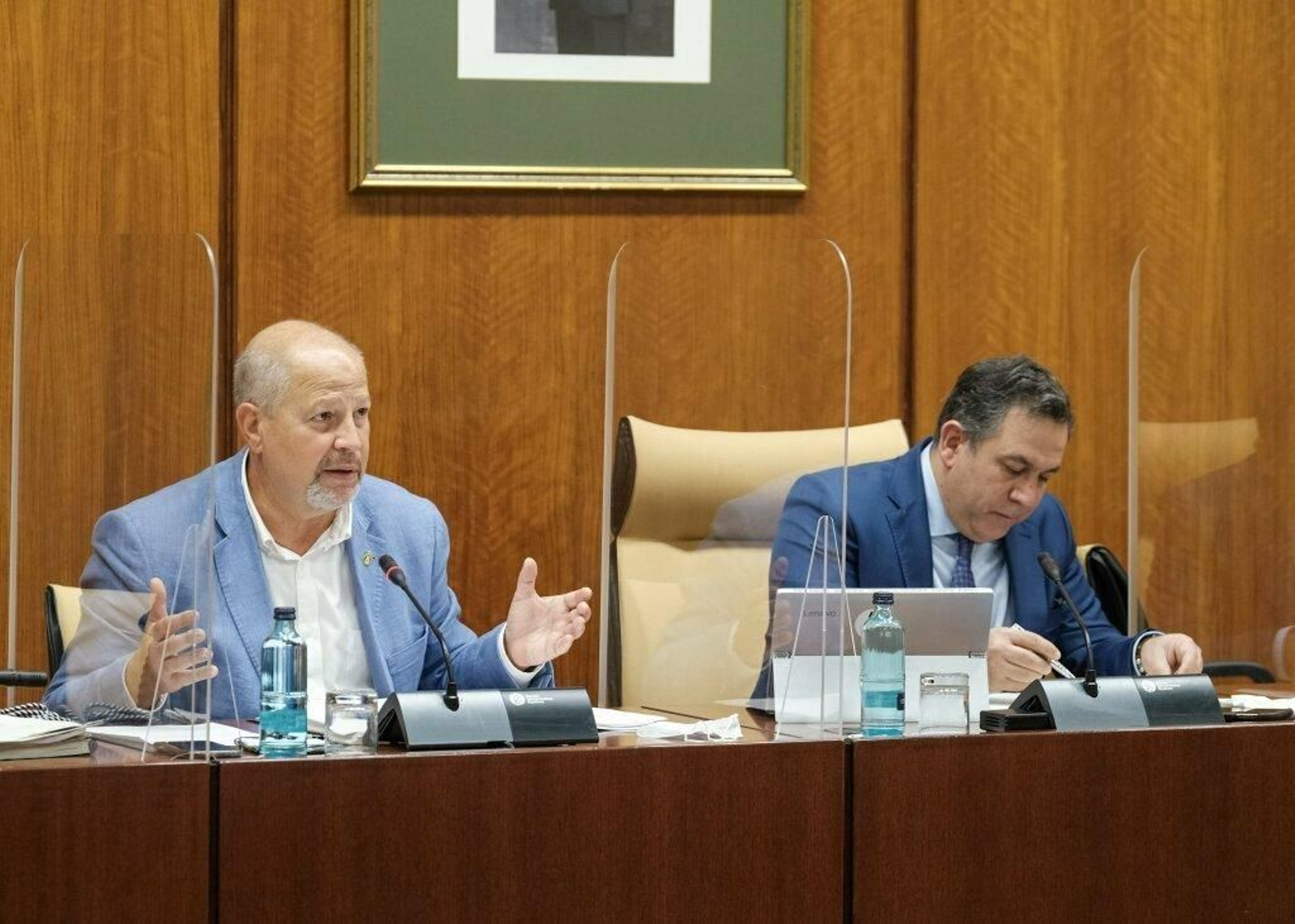 El consejero de Educación, Javier Imbroda, junto al presidente de la Comisión de Educación, Francisco Palacios, ayer en el Parlamento.
