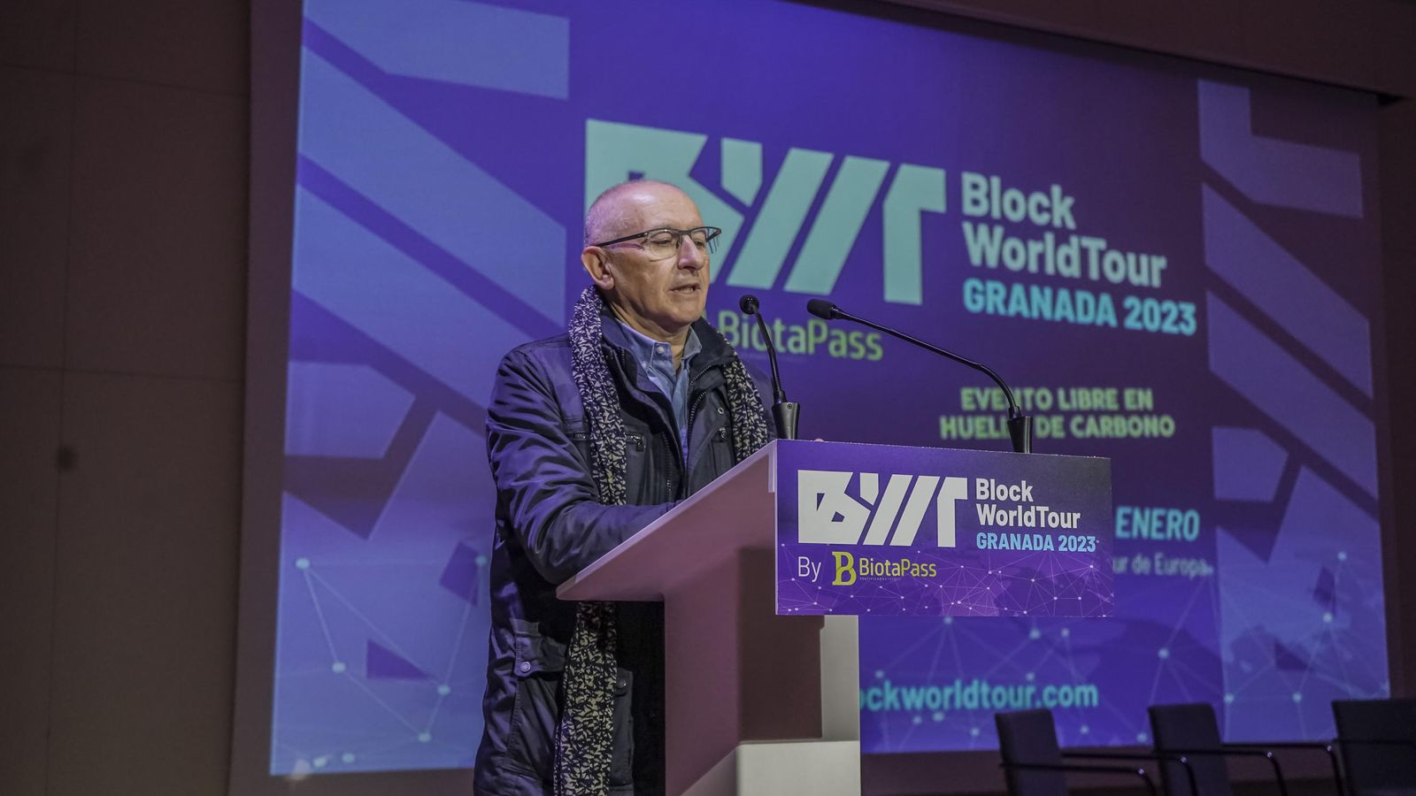 El vicerrector de la UGR, Enrique Herrera le dio la bienvenida al público.