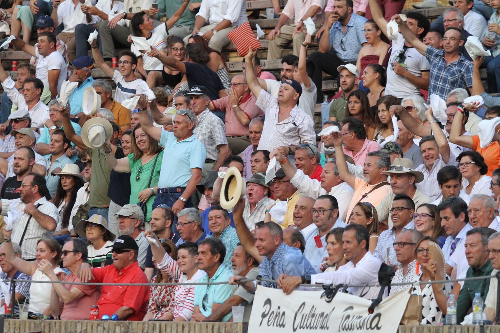 Imágenes de la faena de Miguel Angel Perera en el coso Onubense.