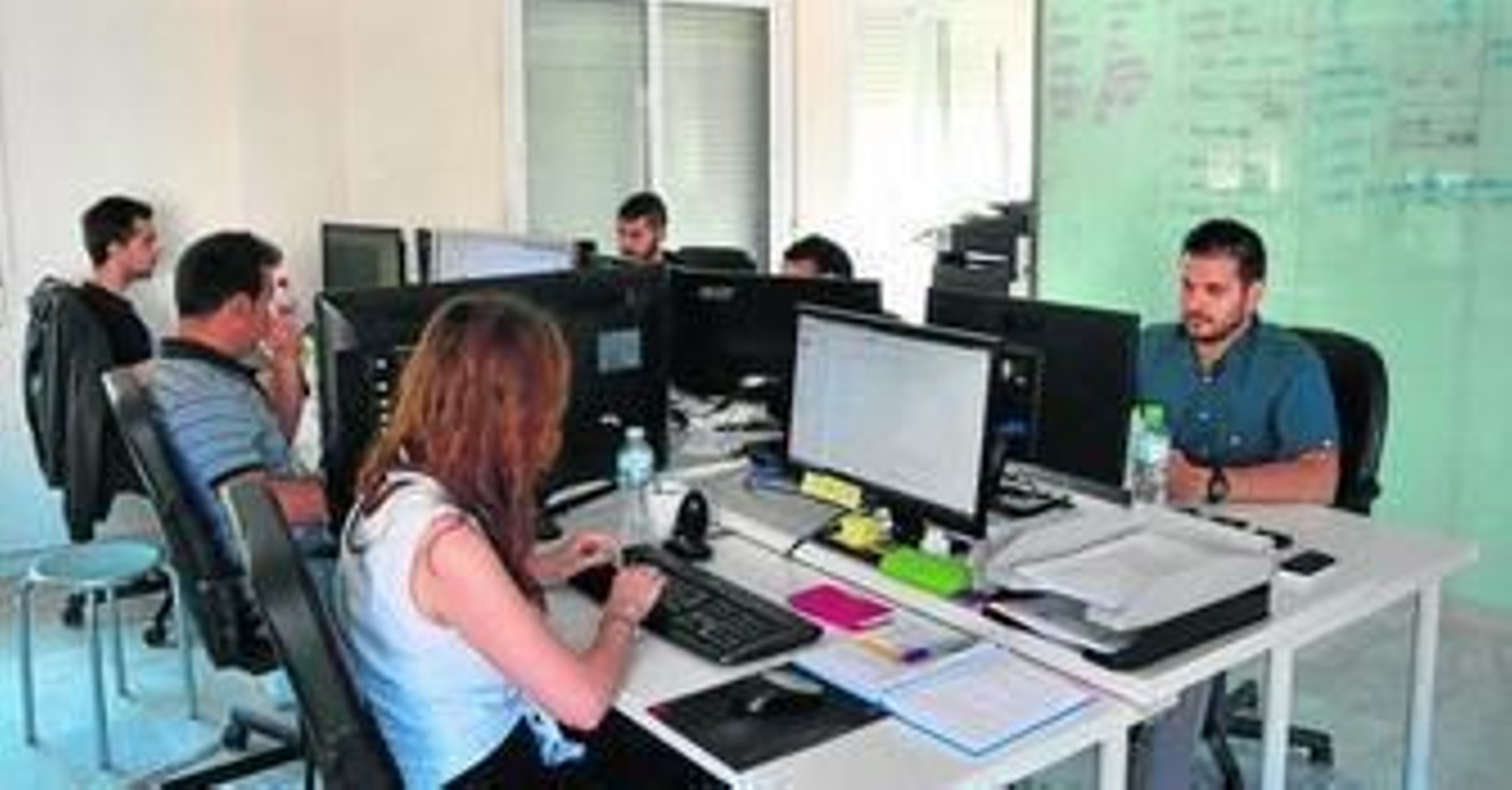 1. La sede de la empresa, que cuenta con huerto de terraza y una sala lúdica para los trabajadores, se encuentra en la calle Algibes. 2. El fundador de la compañía, Rubén Muñoz (izquierda) habla con uno de los miembros de su equipo. 3. La empresa ya está diseñando sus propias utilidades NFC.