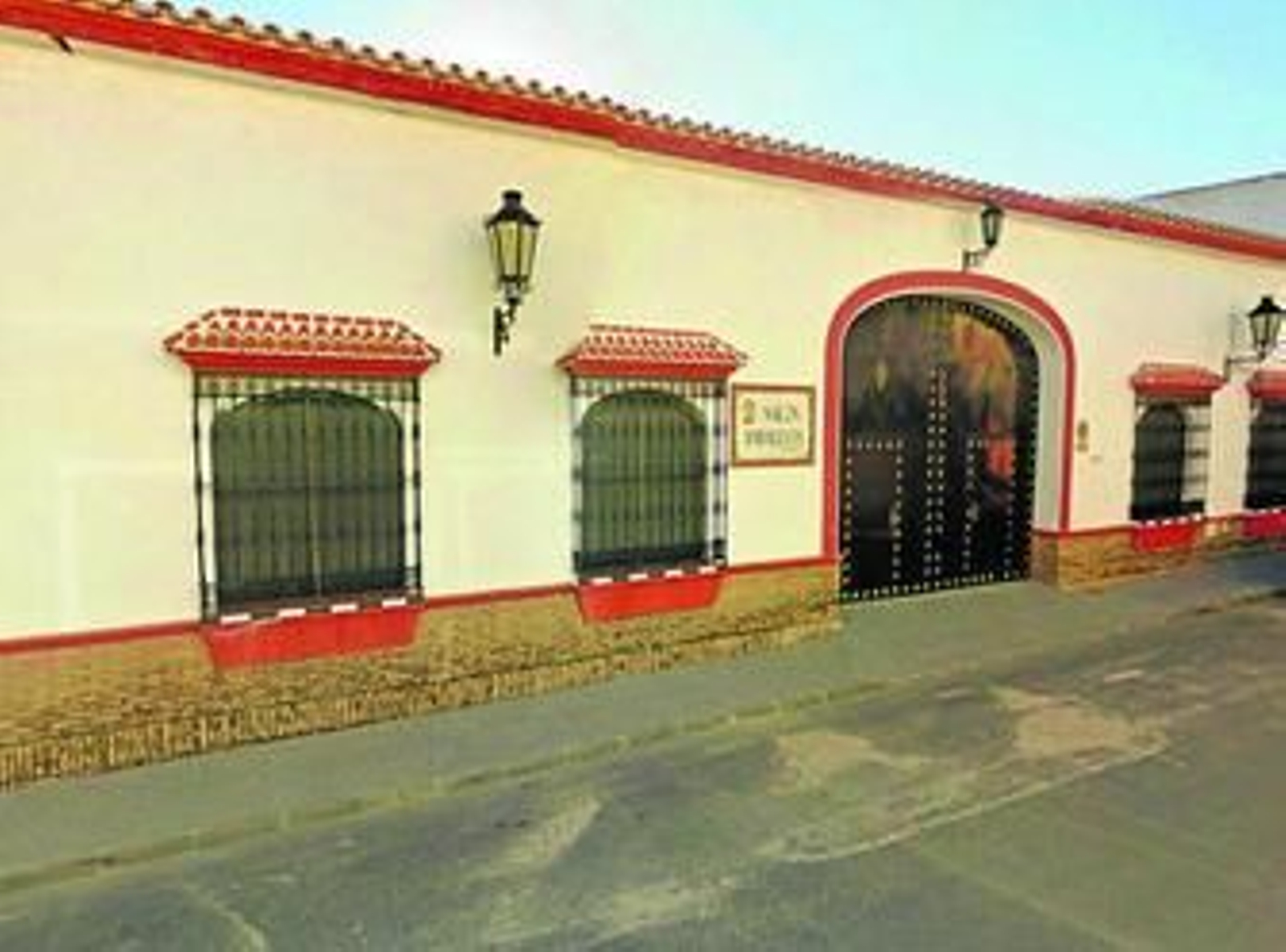 El salón de celebraciones Andalucía, ya clausurado, en la calle del mismo nombre de Bollullos.