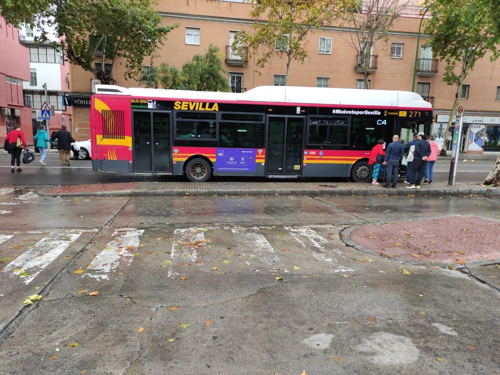 El C4 recogía ayer viajeros en la Resolana, junto a la torre de los Perdigones.
