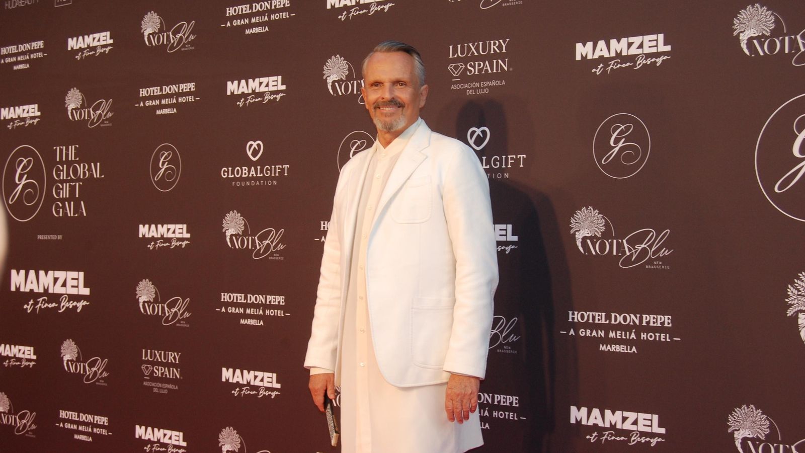 El cantante Miguel Bosé ha desfilado por la alfombra roja.