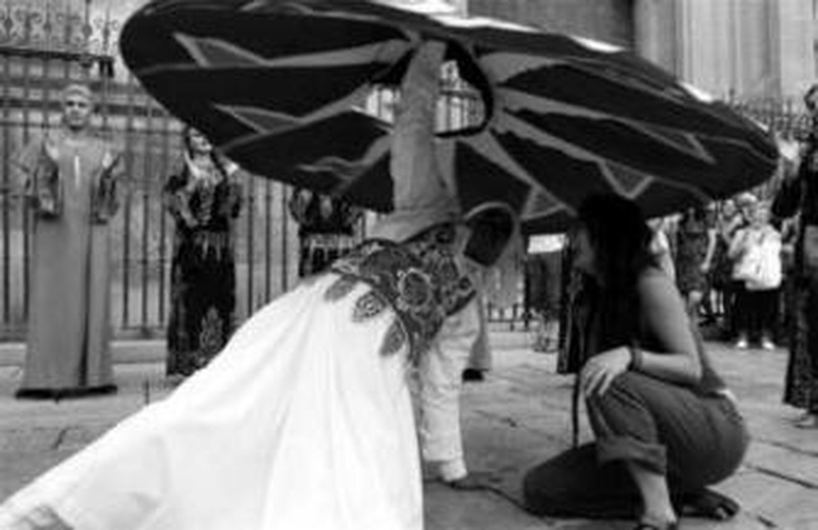 Sonrisas bajo el chupete y papás exultantes en el teatro para bebés