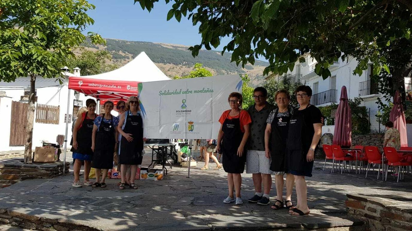 Algunas de las participantes en el mercadillo solidario de Capileira.