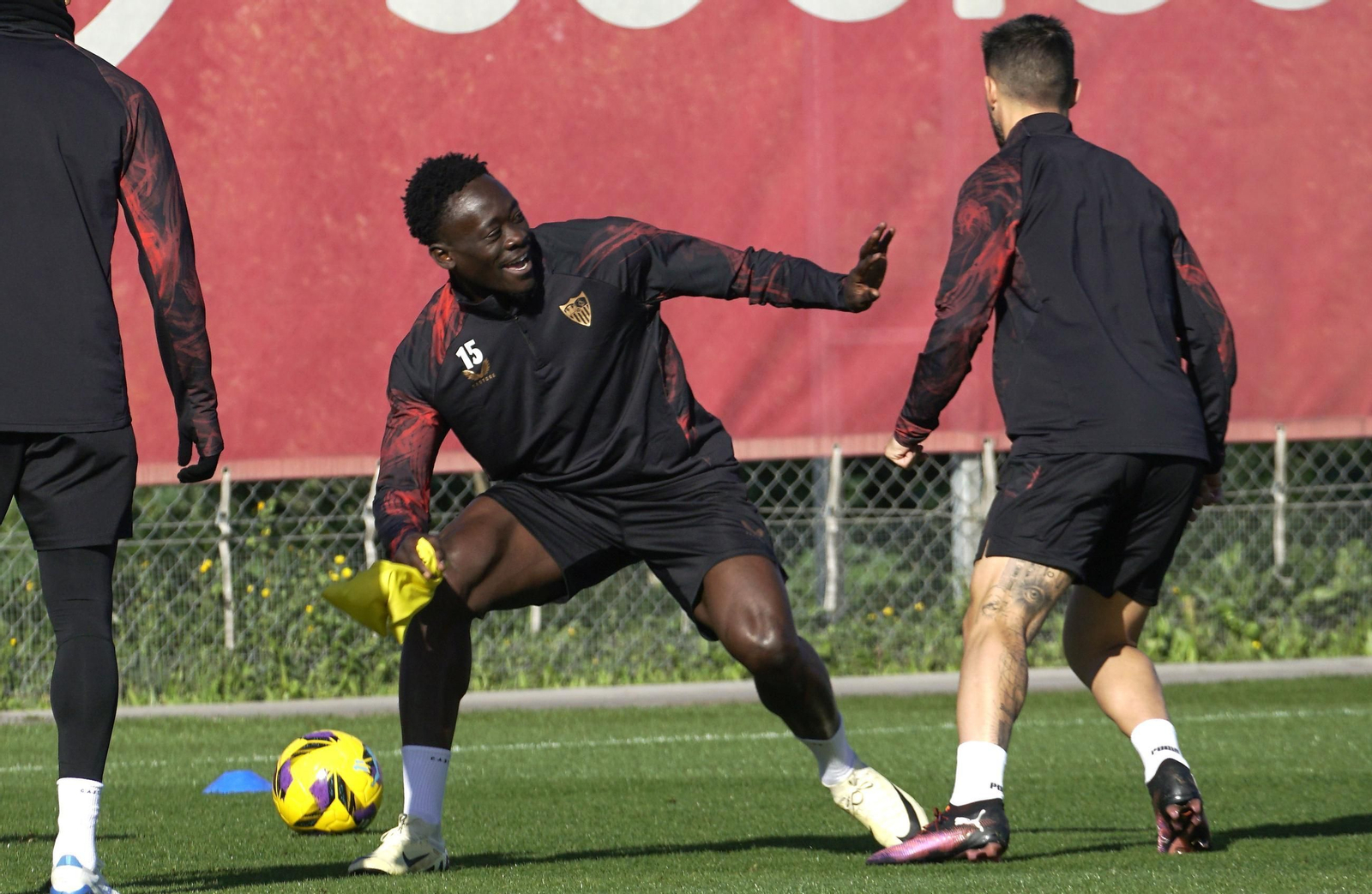 Las imágenes del primer entrenamiento de Akor con el Sevilla FC