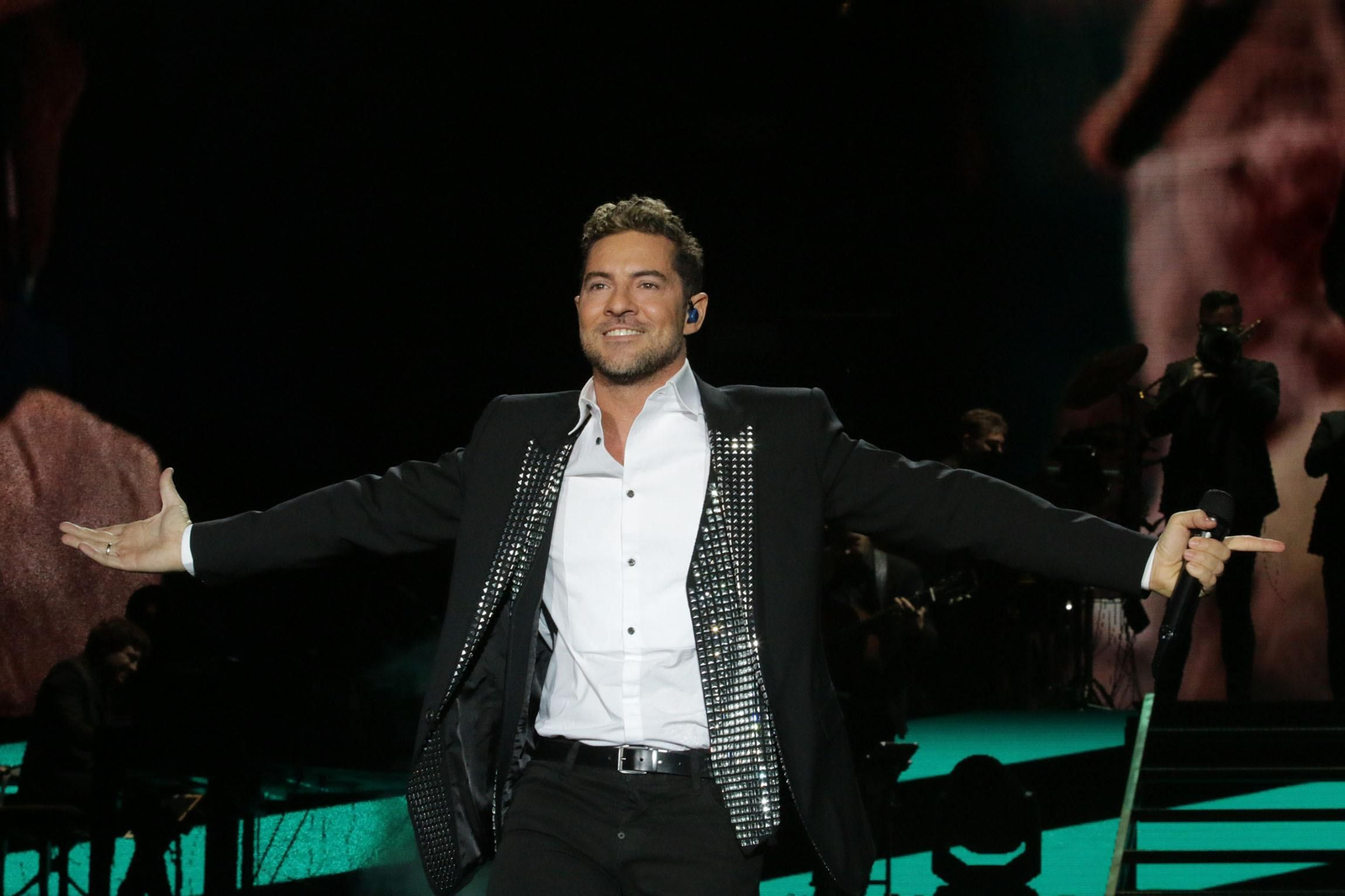 David Bisbal durante un concierto. David Bisbal durante un concierto.
