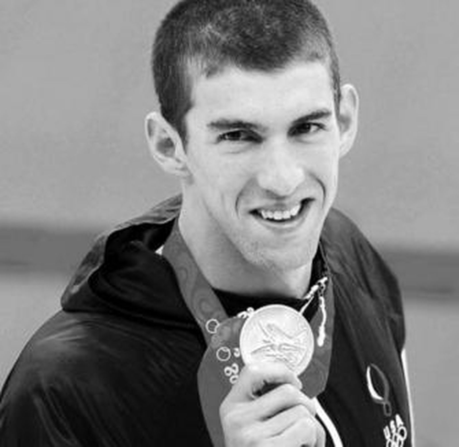 Michael Phelps posa con una de las ocho medallas que logró en los Juegos de Pekín.