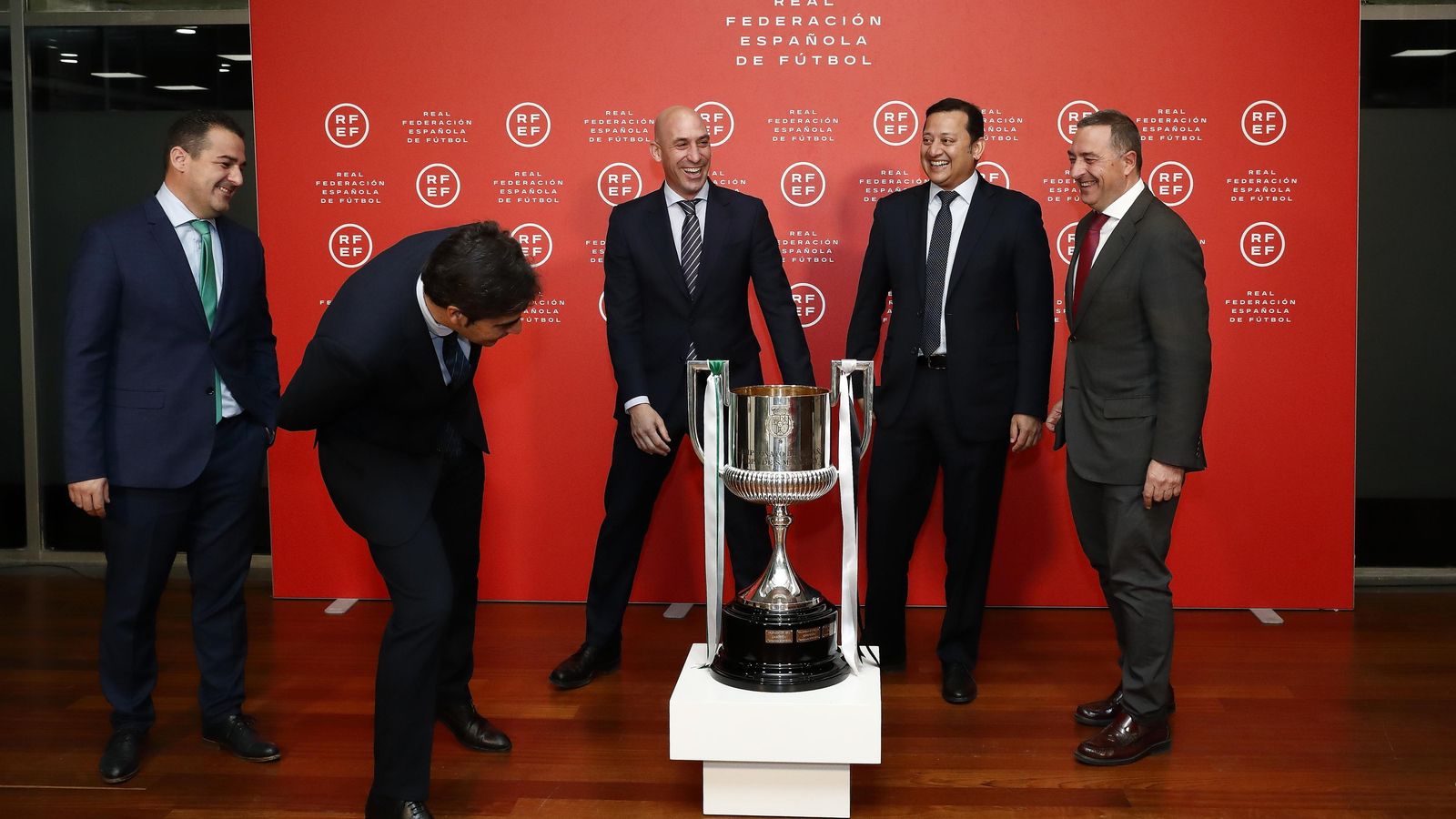 El presidente del Betis, Ángel Haro, observa el trofeo de la Copa del Rey.