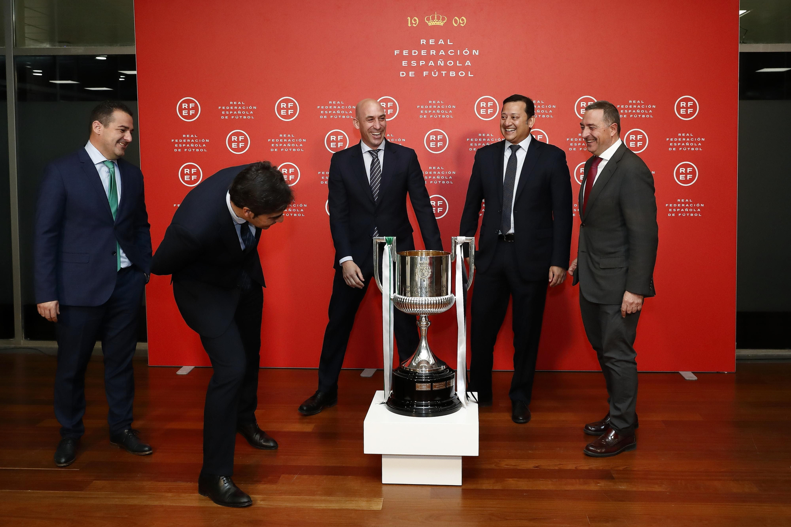 El presidente del Betis, Ángel Haro, observa el trofeo de la Copa del Rey.