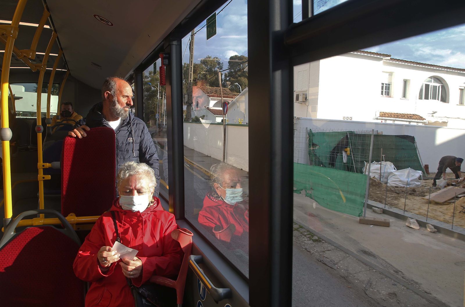 Fotos del primer día sin mascarillas en el transporte público en Algeciras