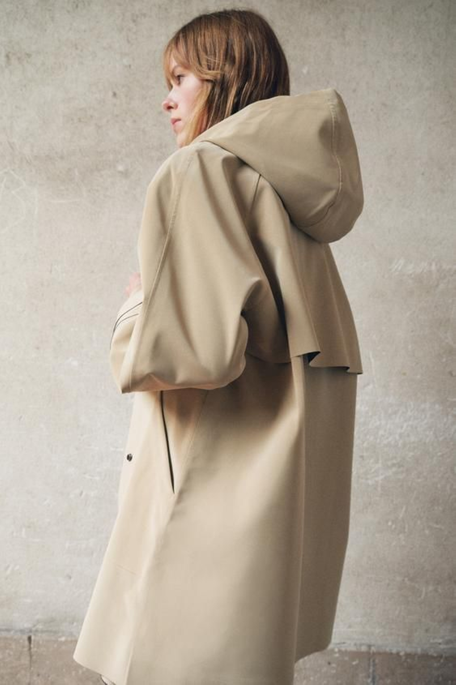 La capucha es la protagonista de esta chaqueta impermeable de Zara