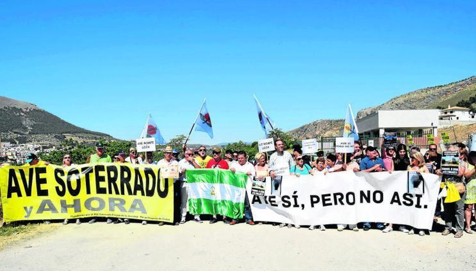 Concentración frente a la ruinas de la antigua estación de Loja.
