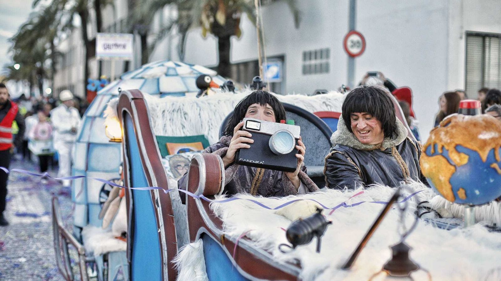 Trineo de la familia Iglulik, en la Cabalgata del Humor.