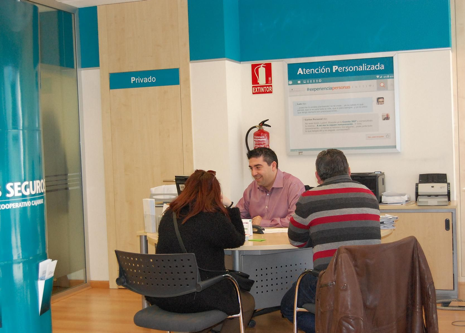 Atención a clientes en una oficina de Cajamar. Atención a clientes en una oficina de Cajamar.