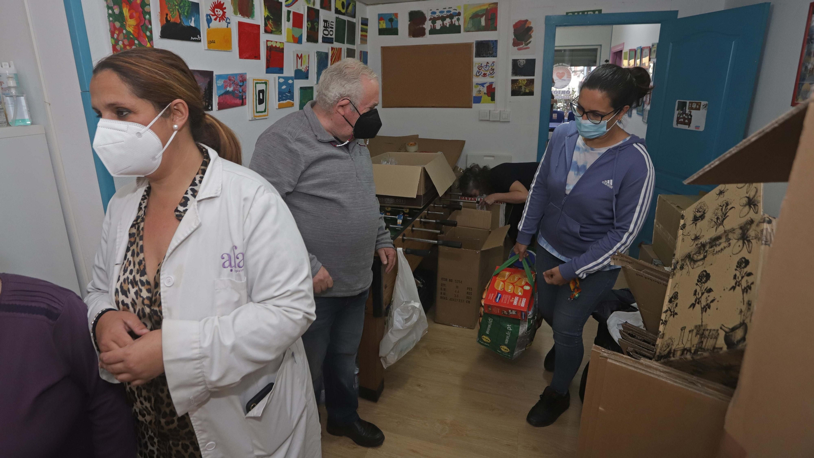 Fotos de la recogida solidaria para Ucrania en el centro Molokai de Algeciras
