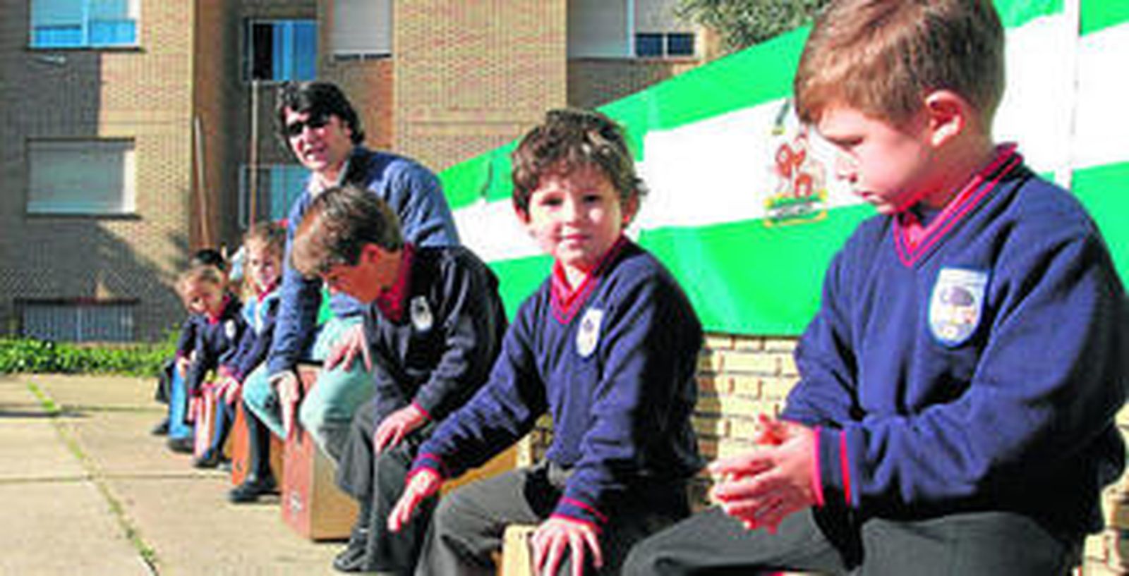 Varios momentos de la clase magistral de cajón flamenco, a cargo de José Hernández.