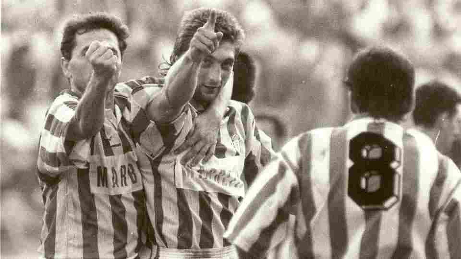 Trifon Ivanov, junto a Gordillo tras marcar un gol en la temporada 1992-93.