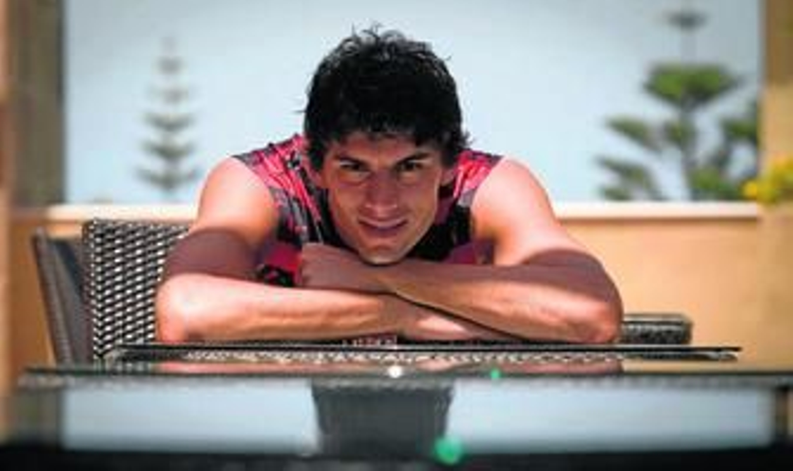 Perotti posa sonriente en el hotel de concentración del Sevilla en Costa Ballena.