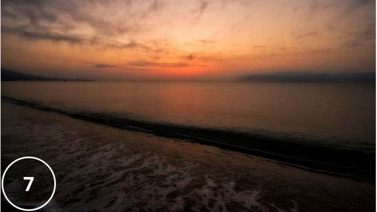 Fuengirola, Málaga. Junto al castillo de Sohail se localiza esta playa de aguas tranquilas y la arena oscura característica del litoral malagueño. La presencia del Castillo otorga al lugar un paisaje peculiar. Además, desde la cima en la que se localiza hasta la playa se extiende un parque que cuenta con espacios dedicados a conciertos y actuaciones, una buena opción para terminar un día de playa mientras se disfruta de la puesta de sol.