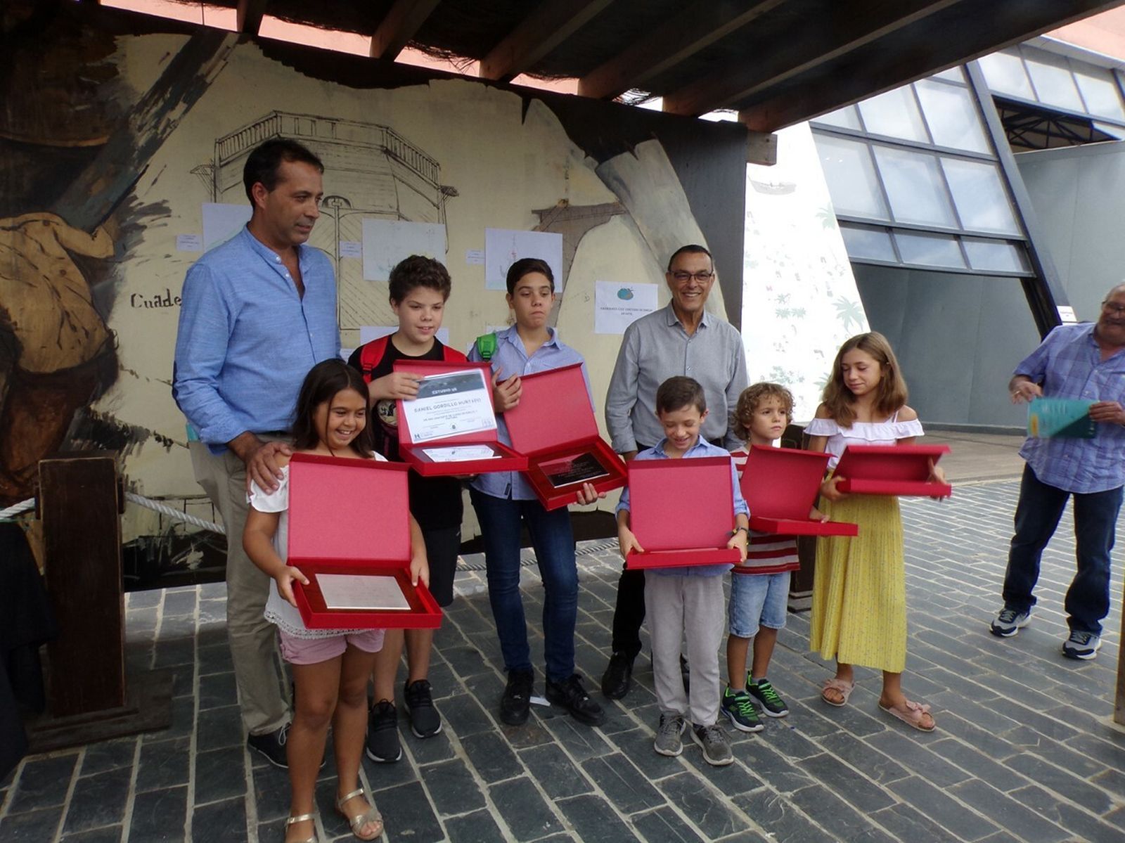 Ignacio Caraballo junto a varios pequeños visitantes.