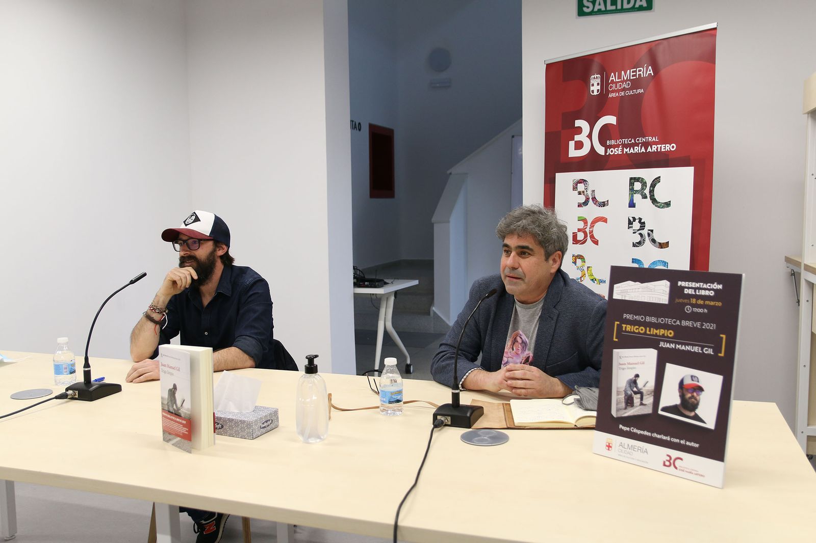 Juan Manuel Gil presentando la novela ‘Trigo Limpio’ junto a Pepe Céspedes.