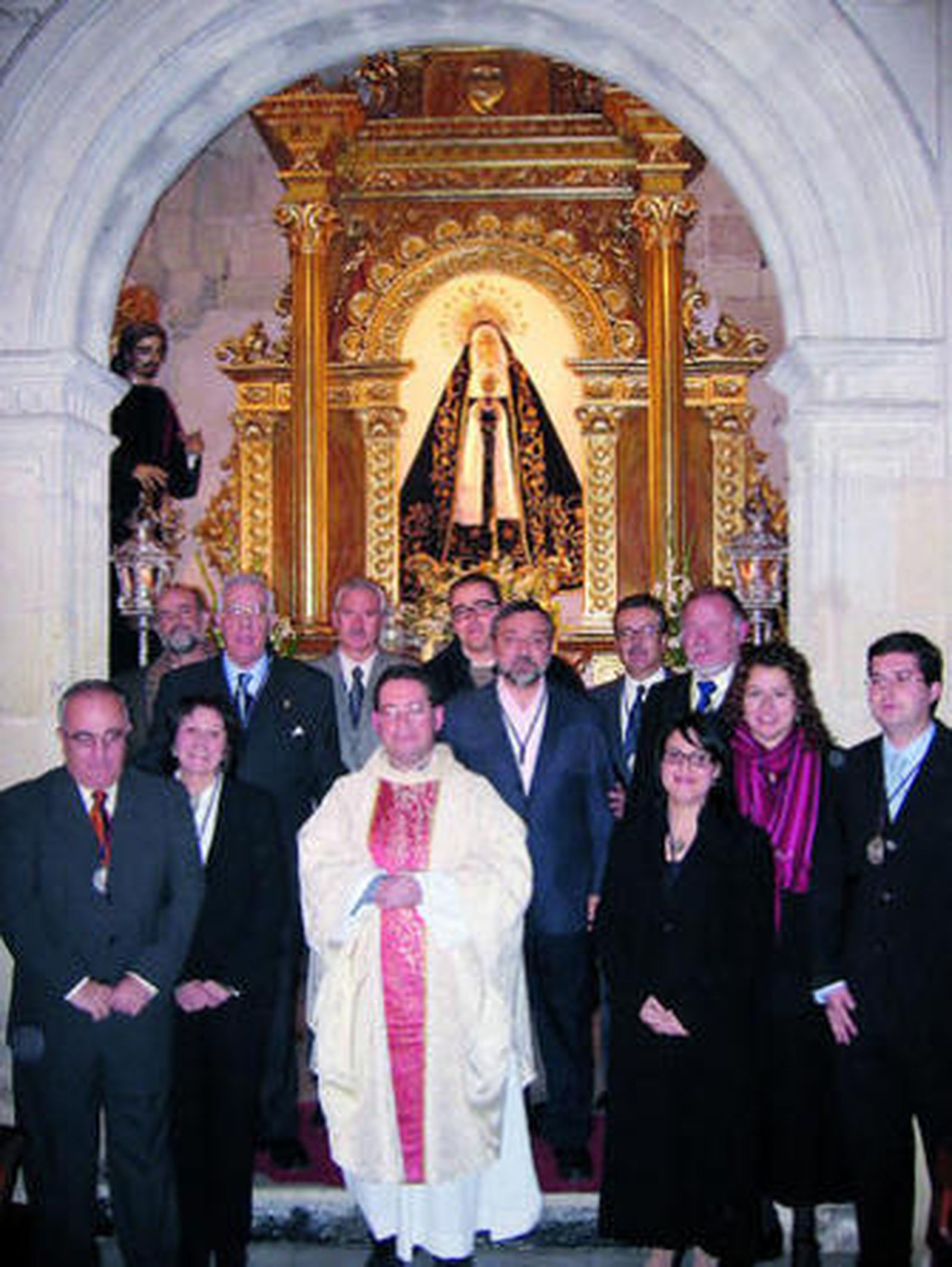Junta de gobierno de la cofradía de la Soledad ante la venerada imagen que recibe culto en Santiago.