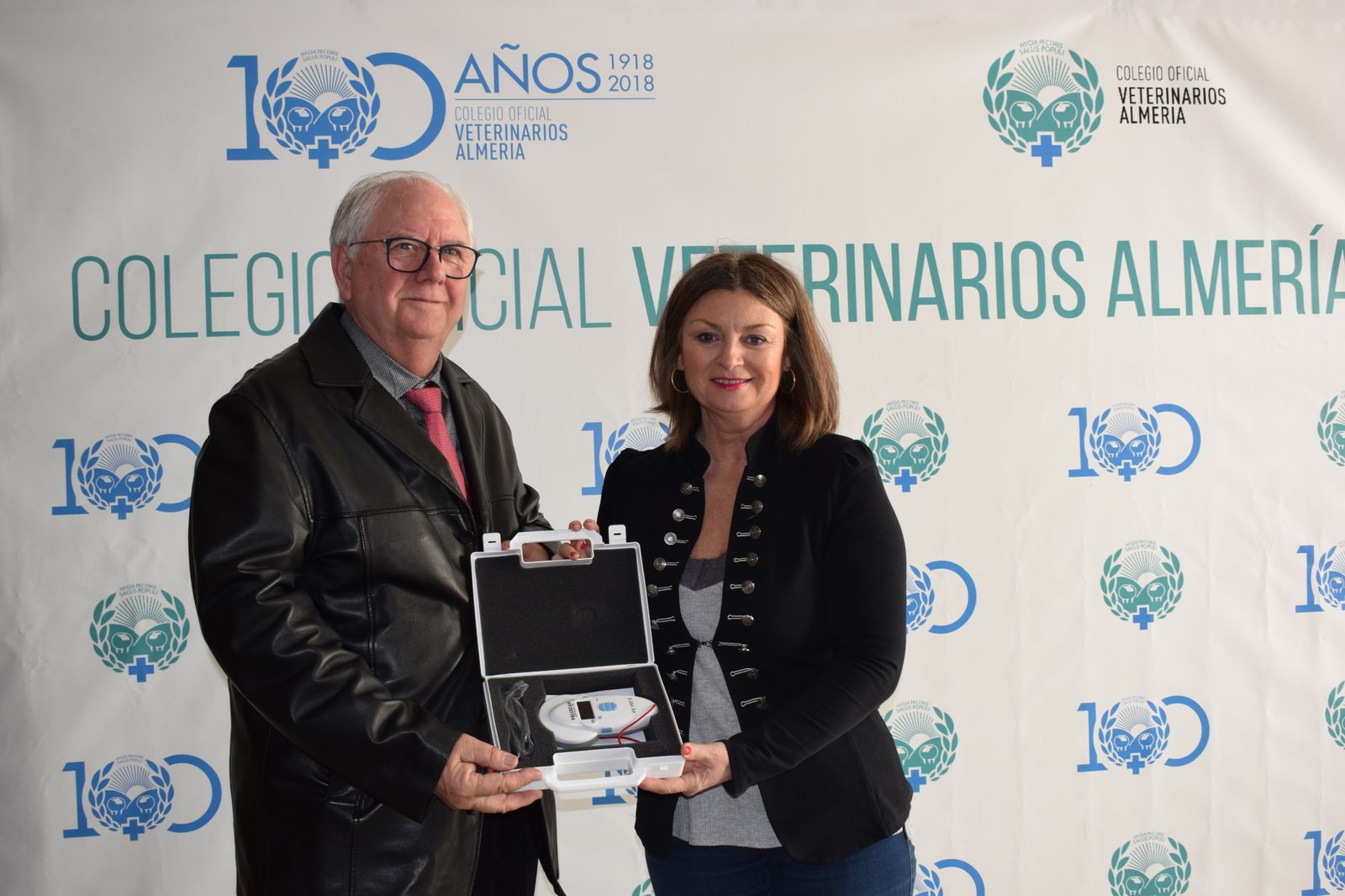 Emilio Gómez-Lama y Luisa Barranco en el acto de la entrega de los dispositivos.
