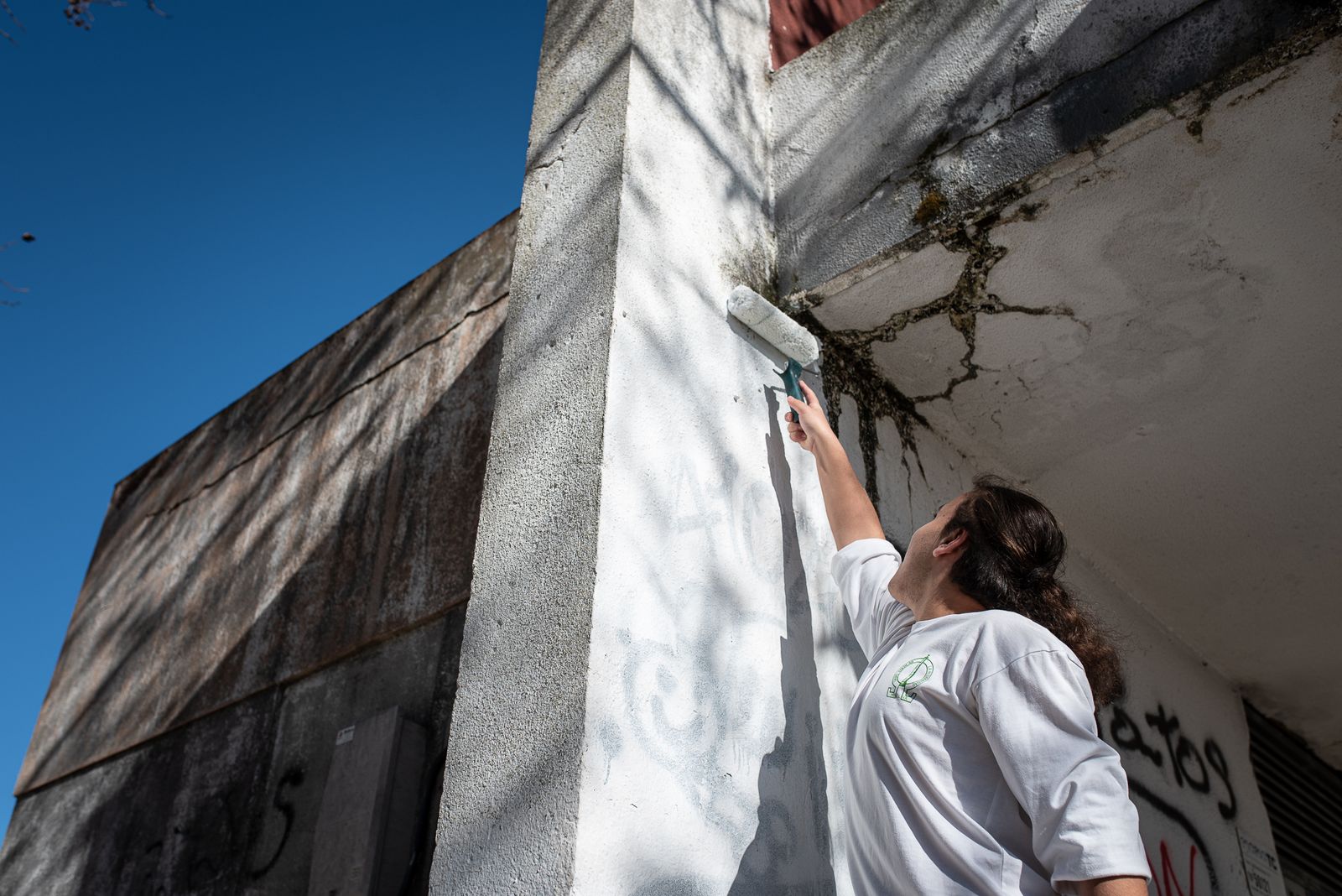 Imágenes de la limpieza de pintadas en La Hispanidad por los alumnos del Colegio de La Hispanidad en el Día de la Paz