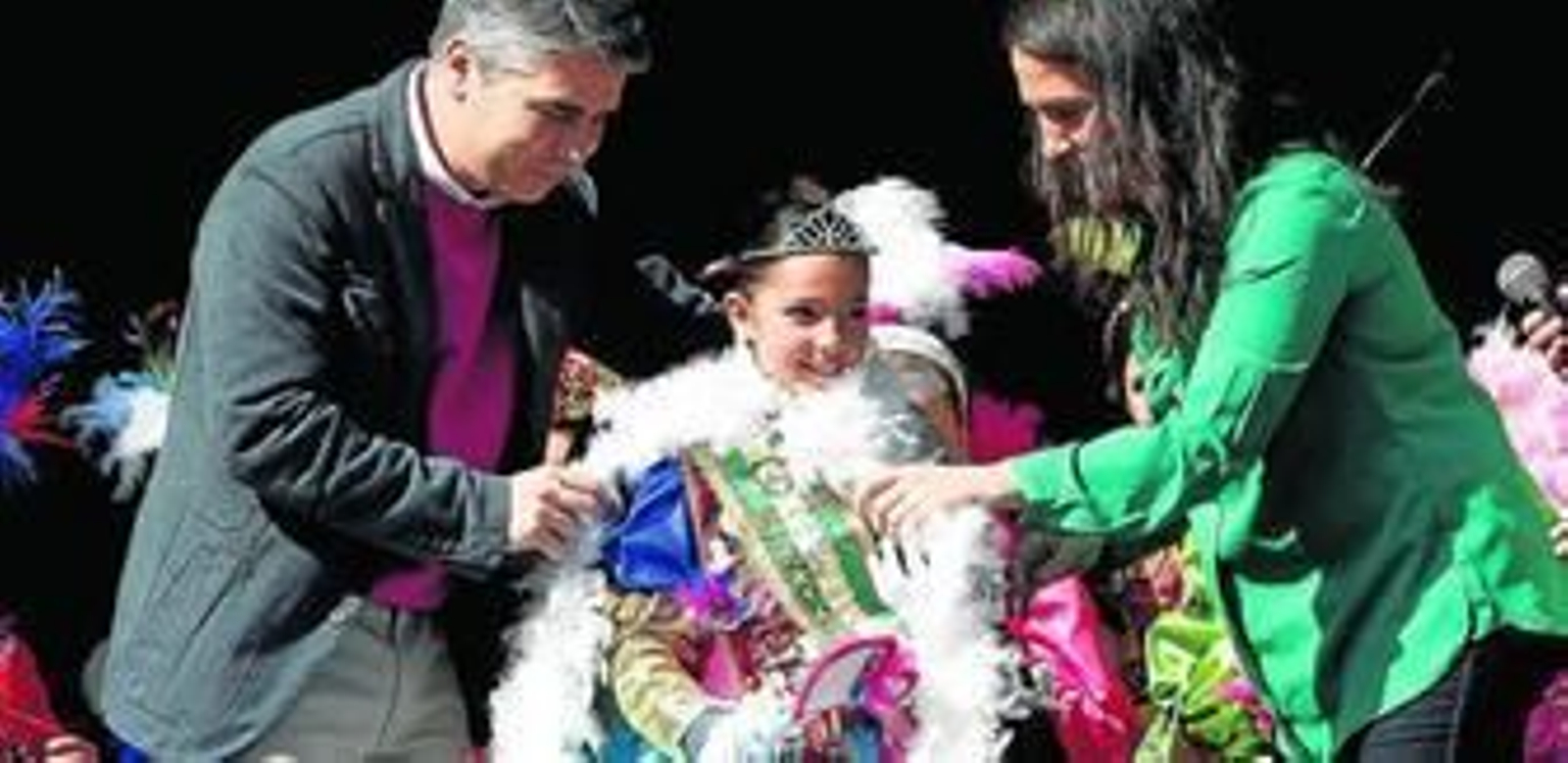 Los ediles Vicente Sánchez y Carmen Sánchez imponiéndole a Luna Jiménez la banda y la capa como diosa infantil del Carnaval de 2012.