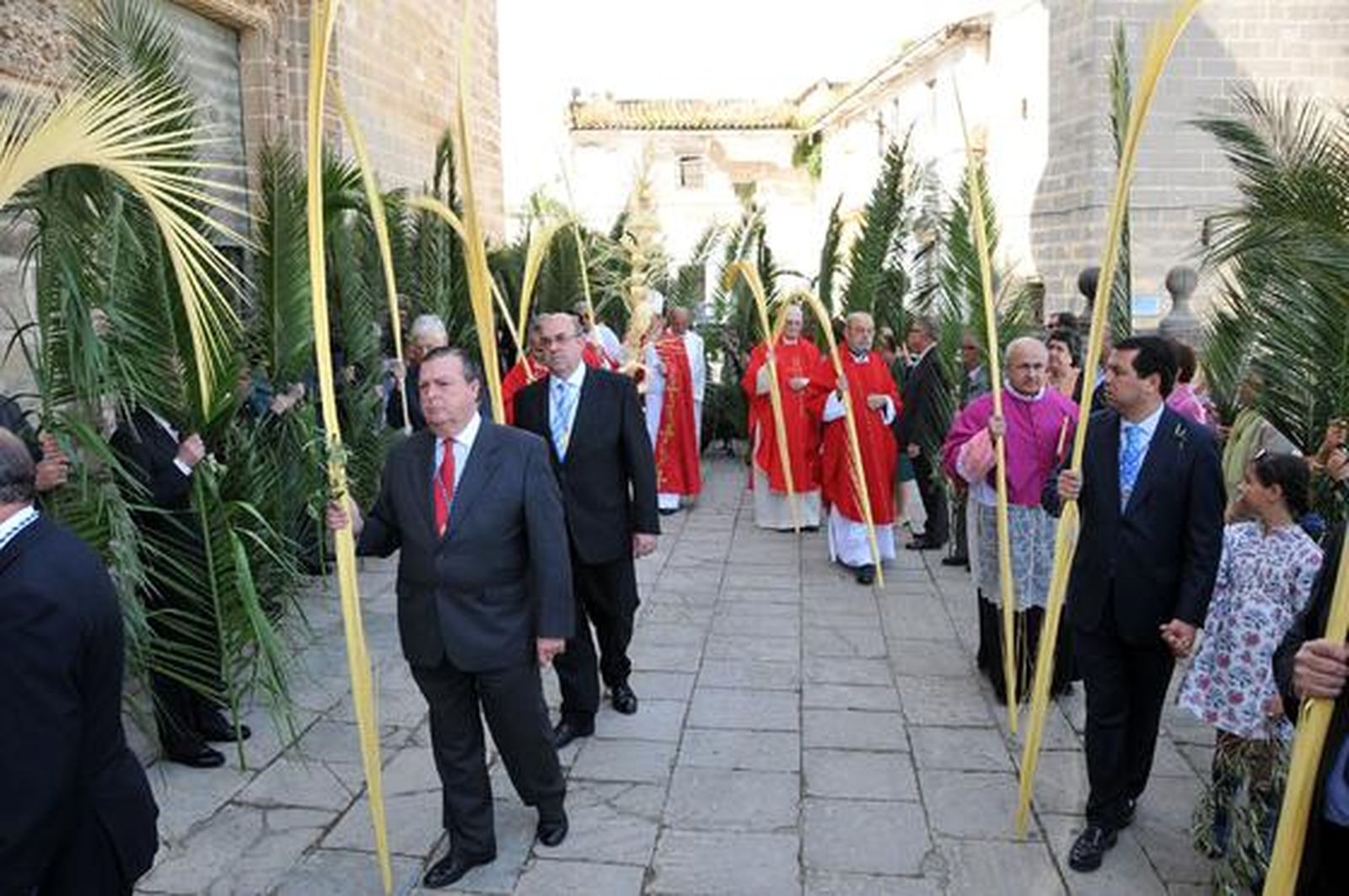 La representación cofrade y la del Cabildo Catedral desfilan por el Reducto catedralicio.

Foto: manuel aranda