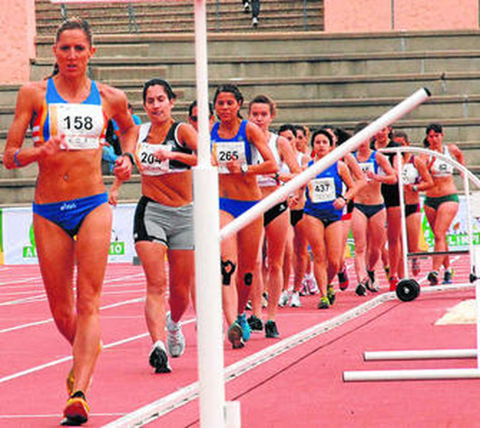 Ainhoa Pinedo, encabezando la prueba de 5 kilómetros marcha.