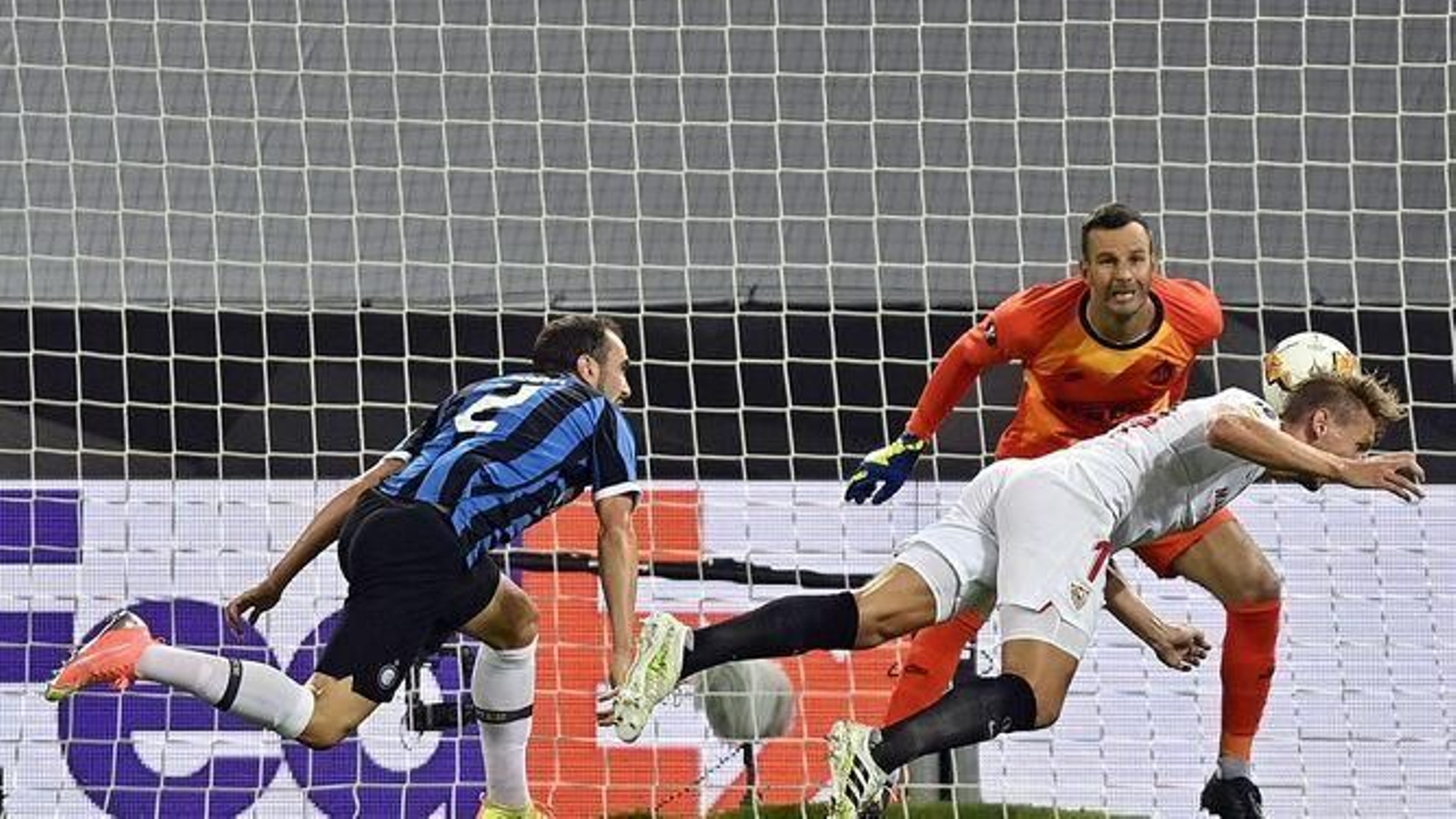 De Jong cabecea a la red anticipándose a Godín un centro de Jesús Navas tras una gran jugada de Joan Jordán y Banega (1-1).