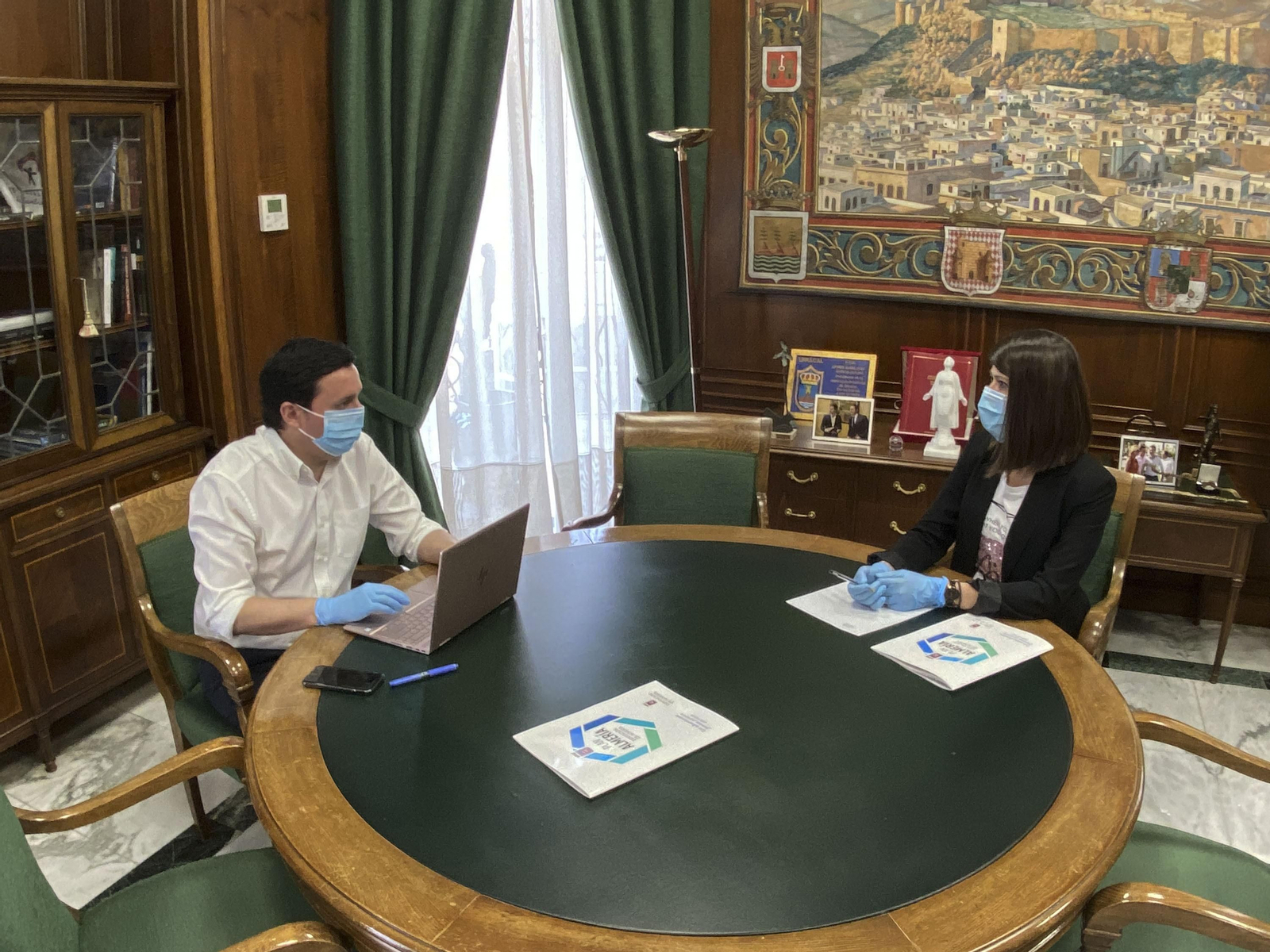 El presidente de Diputación y Ángeles Martínez analizan el Programa Contigo.