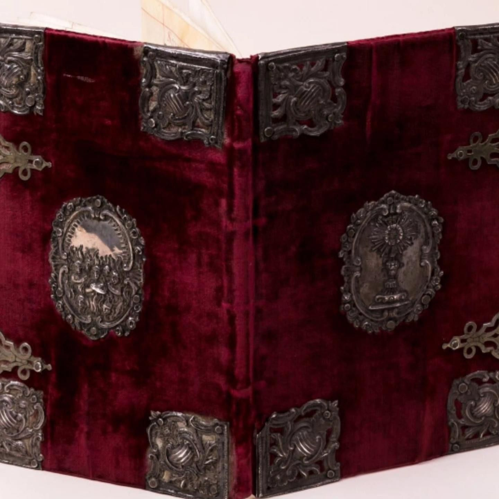 Portada y contraportada del libro de reglas