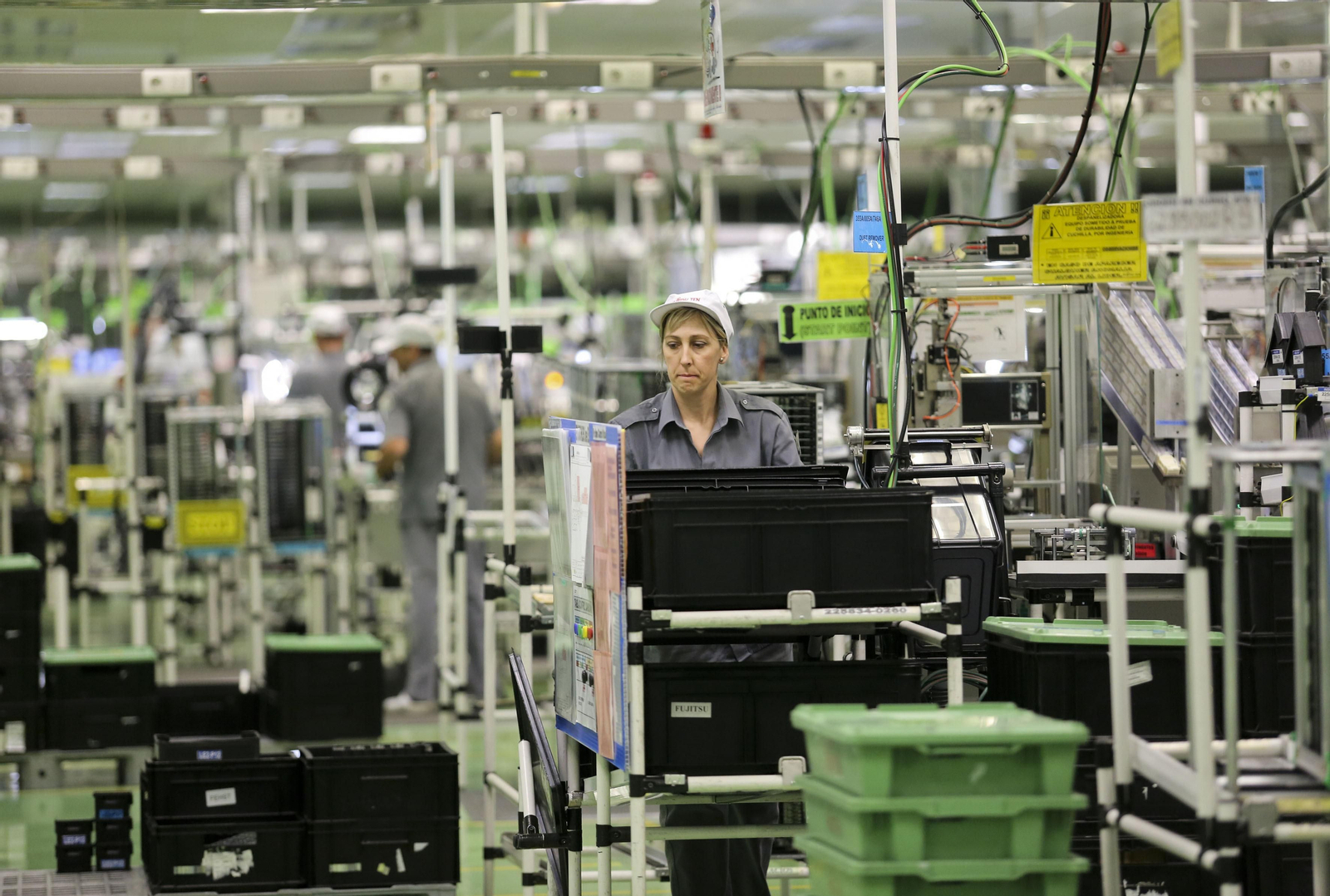 Varios empleados en la fábrica de Fujitsu en Málaga.