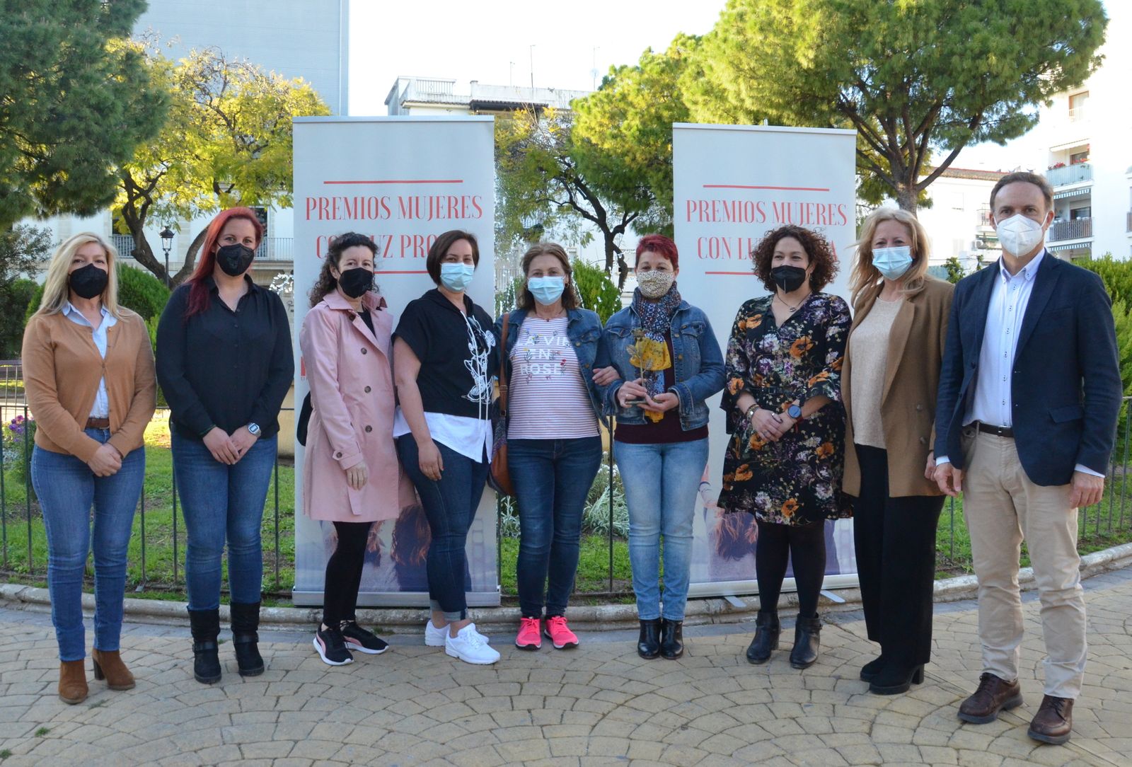 Las representantes de Las trabajadoras de  ayuda a domicilio, con ediles socialistas duranta la entrega del premio.