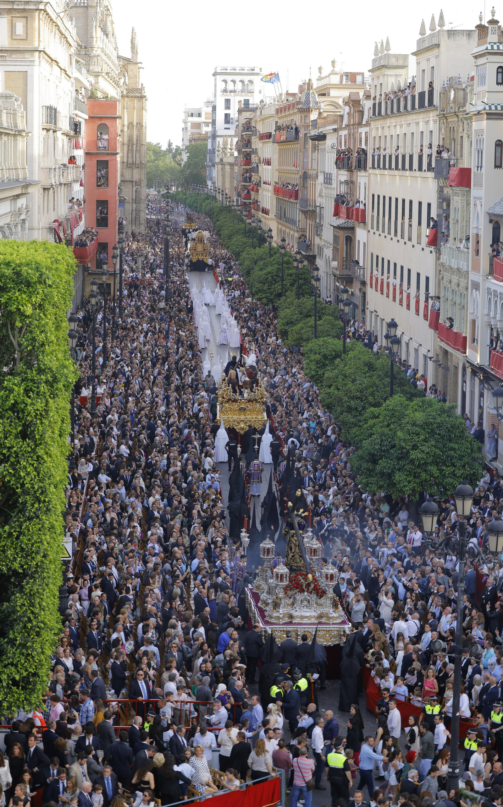 Las imágenes del Santo Entierro Grande, a su paso por la Plaza de San Francisco, en la Semana Santa de Sevilla 2023