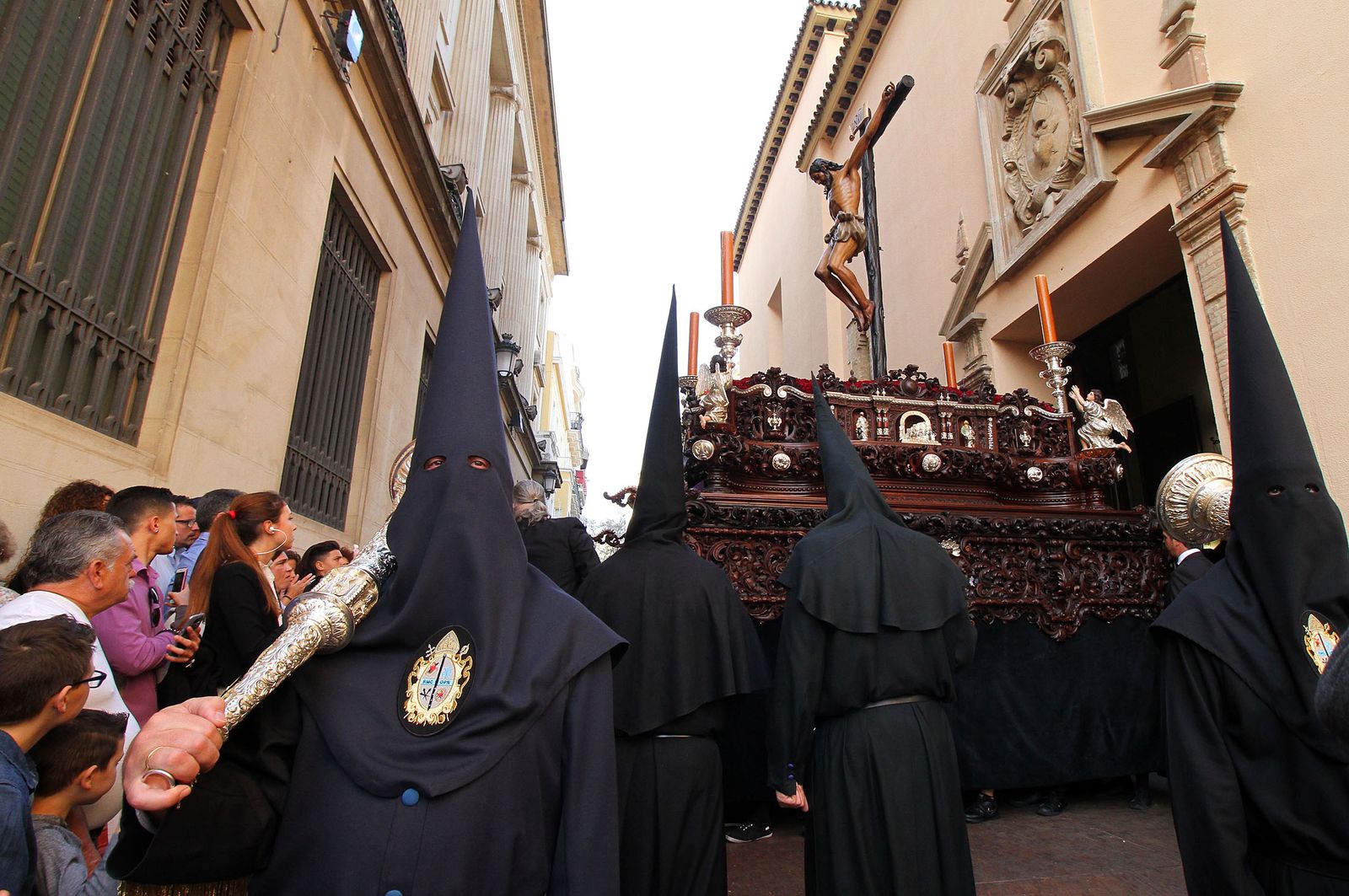 El Cristo de la Buena Muerte saliendo de la iglesia de las Agustinas.