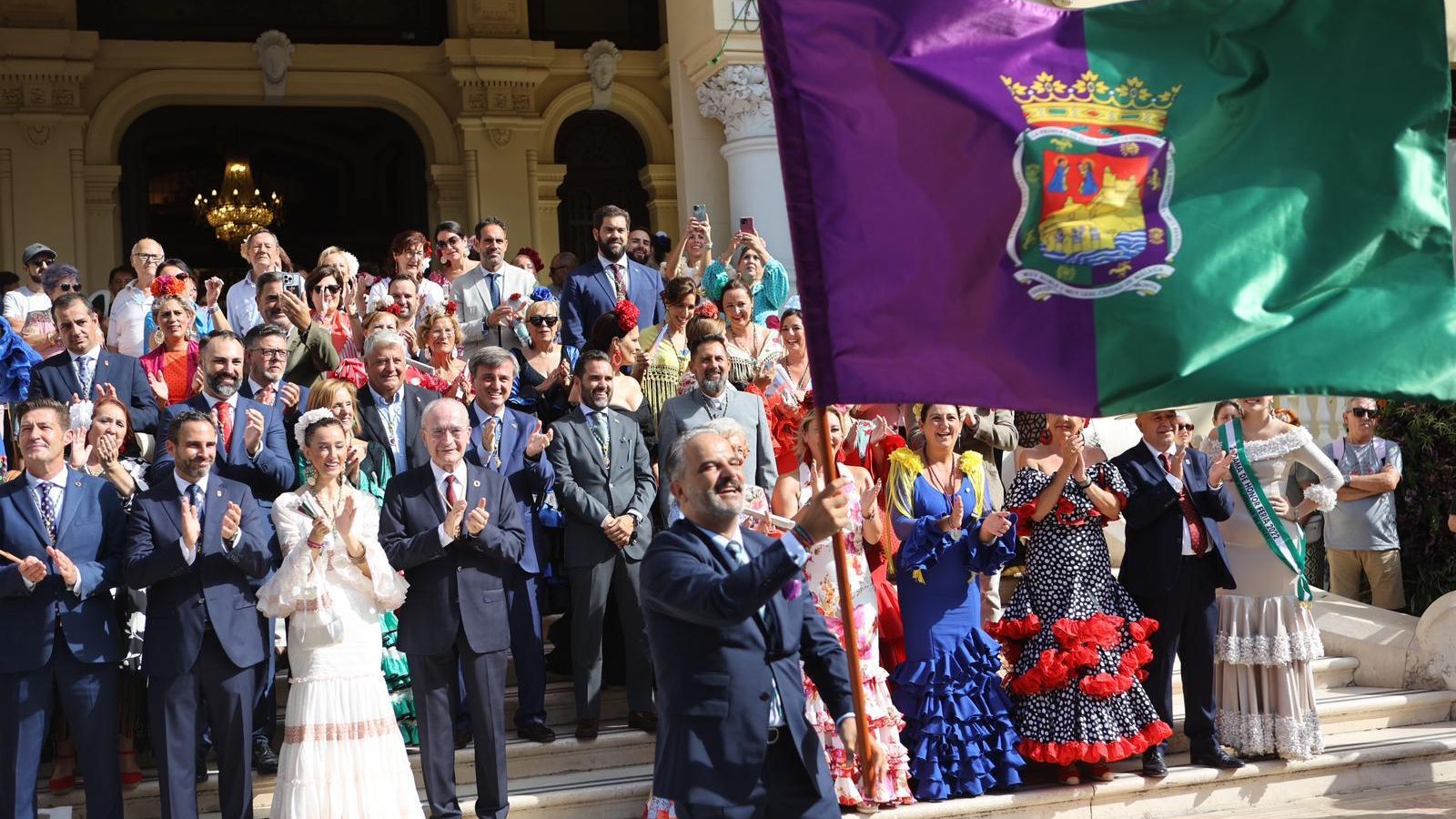 Jorge González ondea la bandera