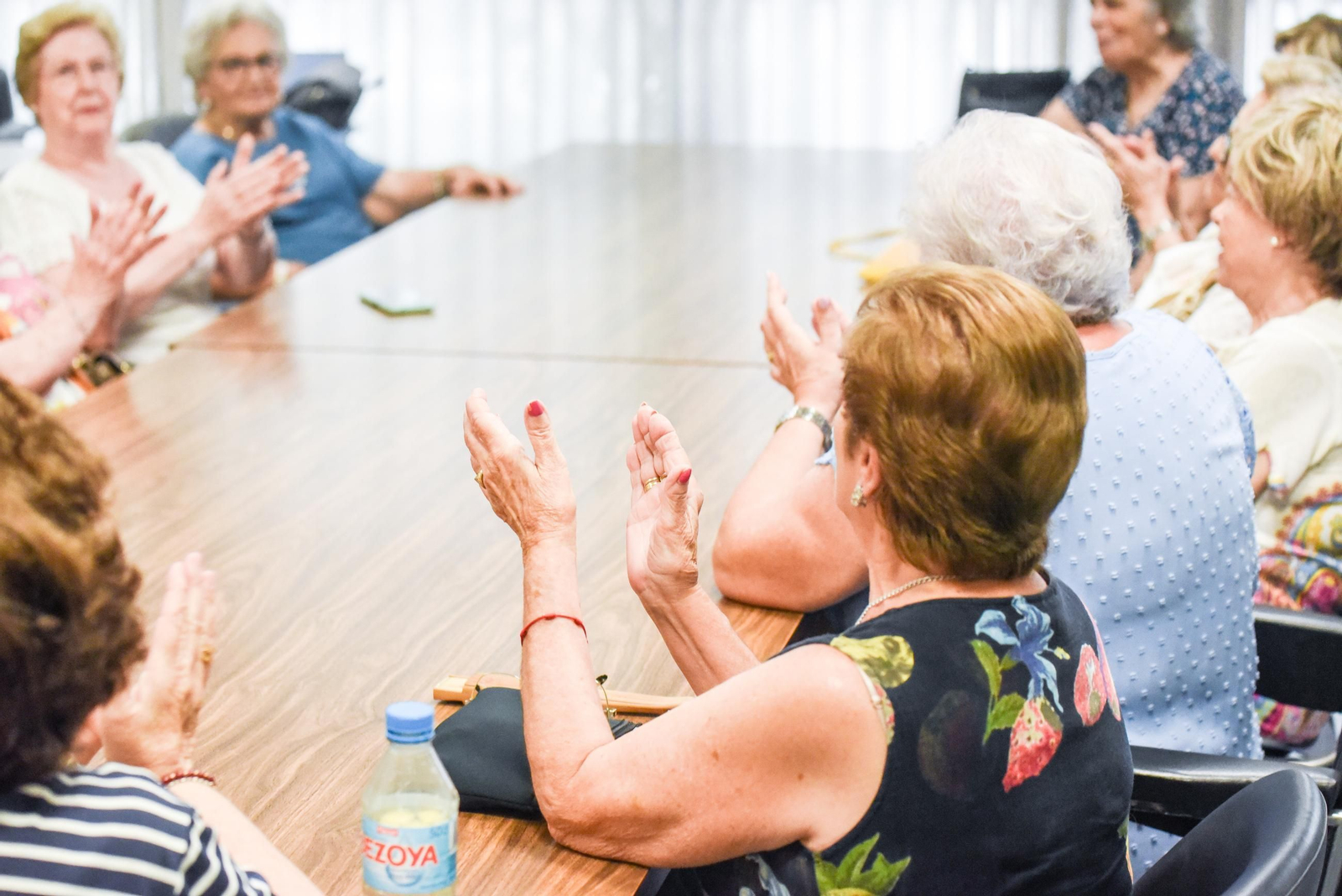 En imágenes, una mañana en el centro de participación activa para personas mayores de Huerta de la Reina