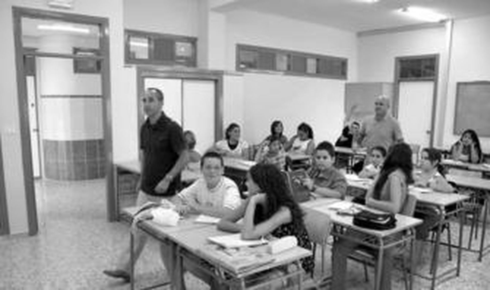 Alumnos de Secundaria del IES Huerta del Rosario asisten a sus clases tras una profunda reforma.