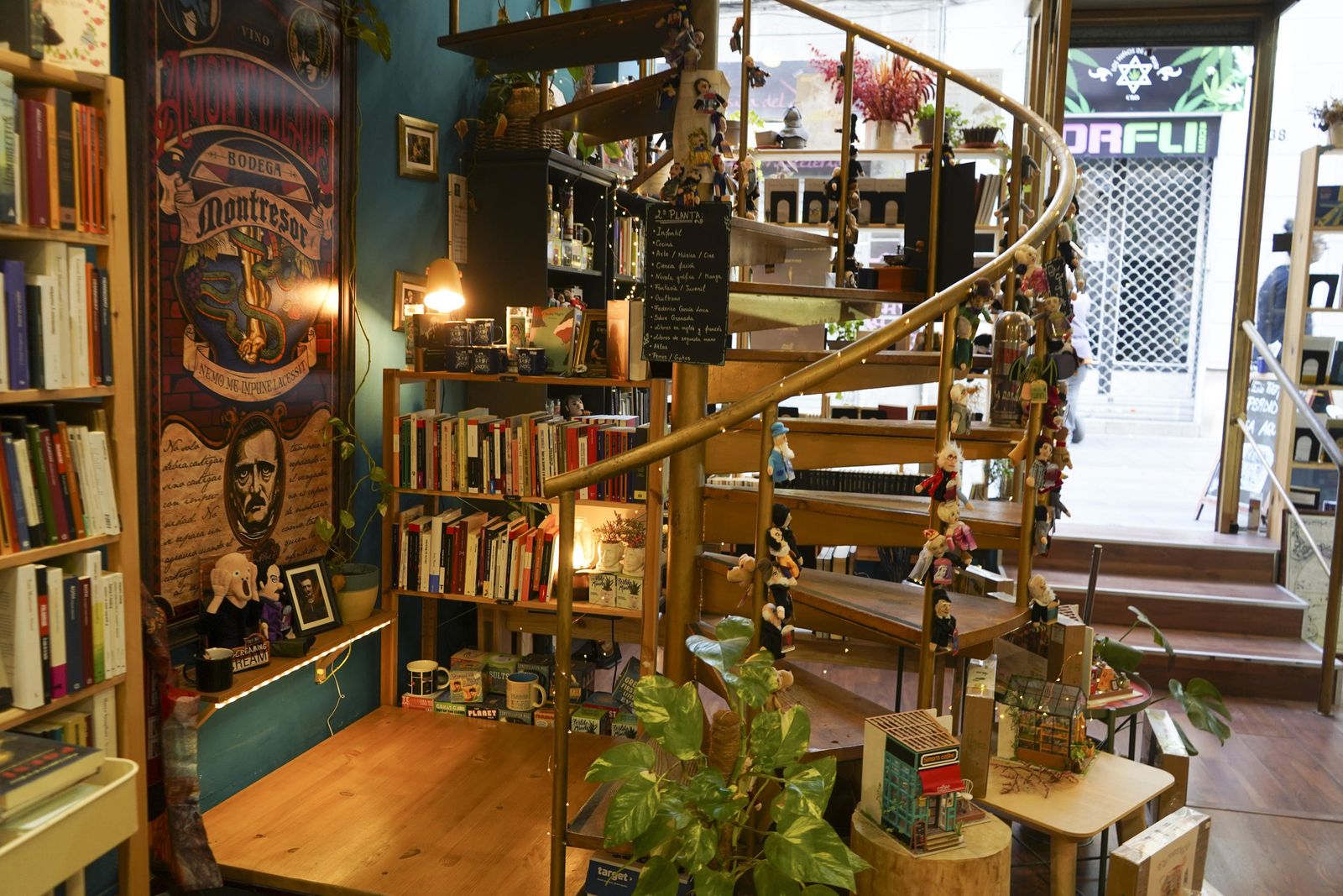 Interior de una librería en Granada.